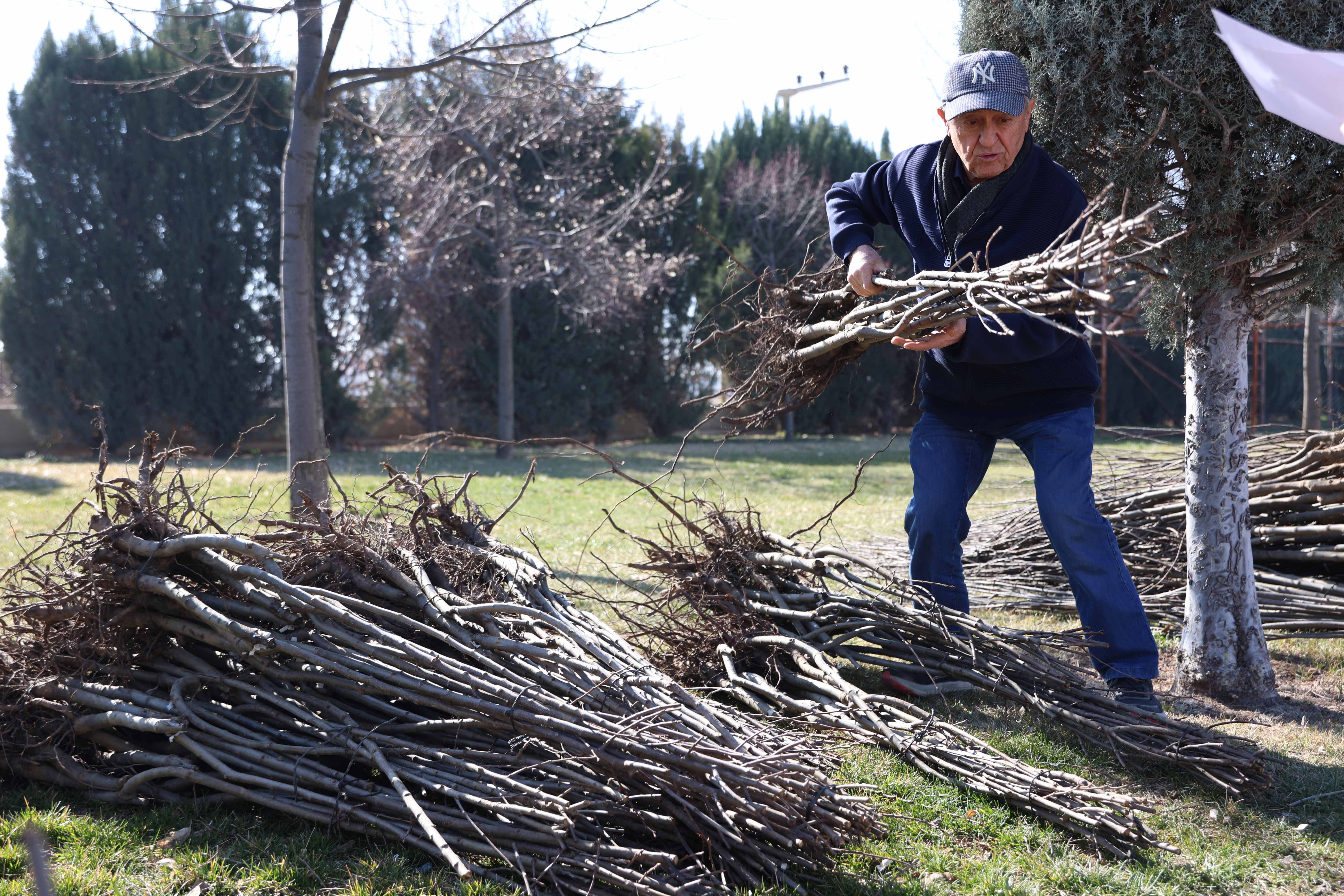 BAŞKAN ALTAY “23 BİN 500 ADET FİDANI ÇİFTÇİMİZE ULAŞTIRACAĞIZ”