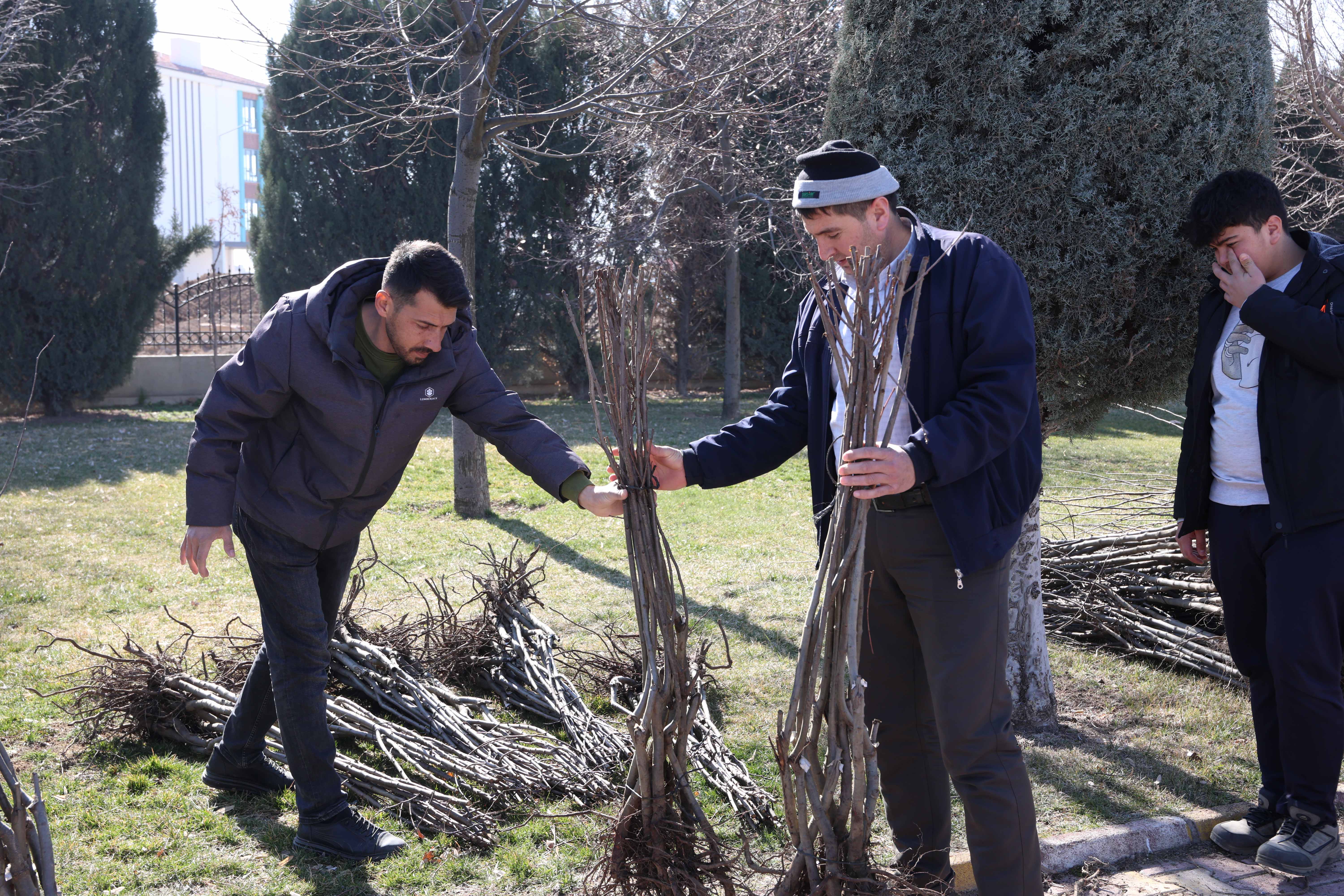 BAŞKAN ALTAY “23 BİN 500 ADET FİDANI ÇİFTÇİMİZE ULAŞTIRACAĞIZ”