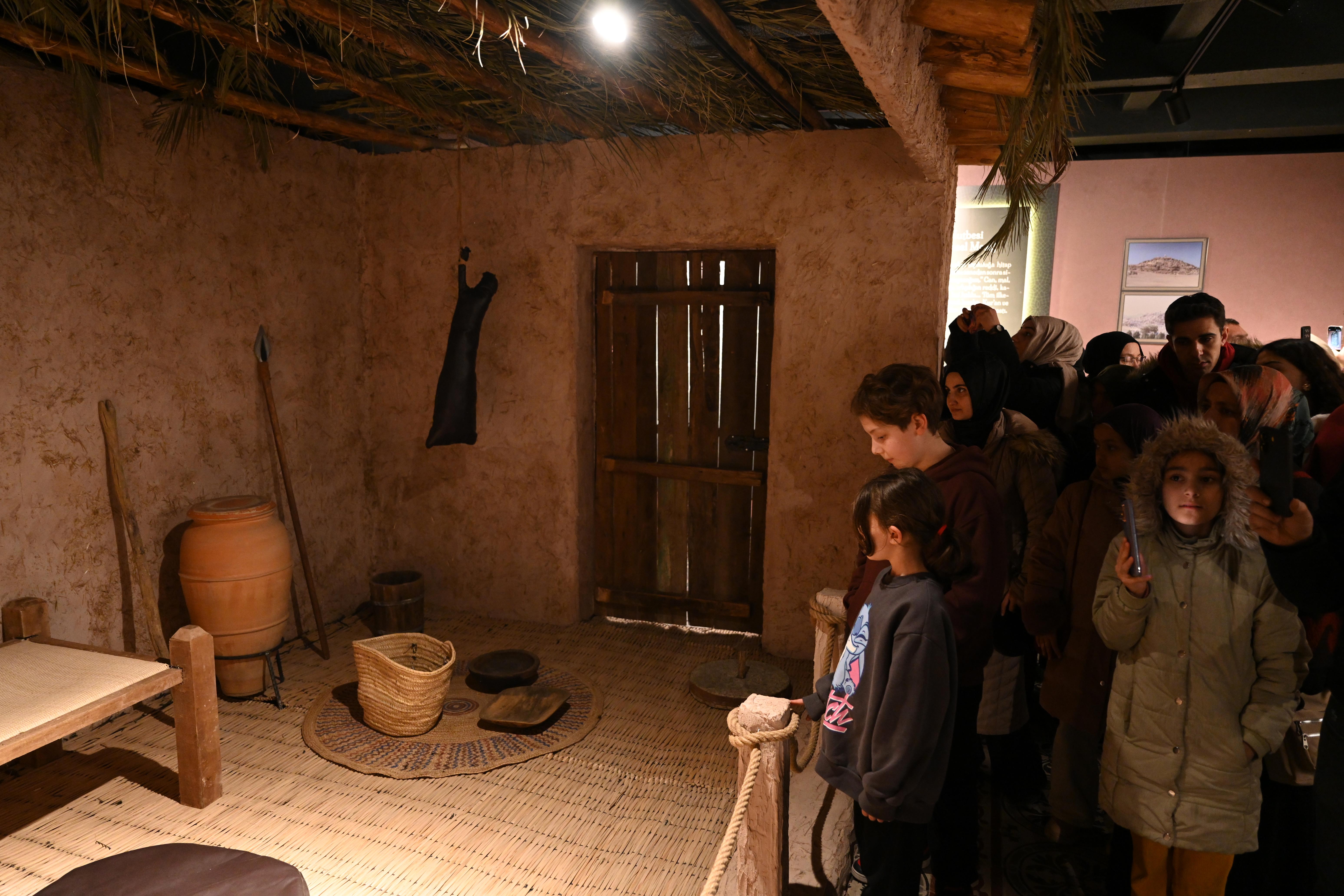 KONYA BÜYÜKŞEHİR’İN SİYER SERGİSİ RAMAZAN’IN MANEVİ İKLİMİNDE YOĞUN İLGİ GÖRÜYOR