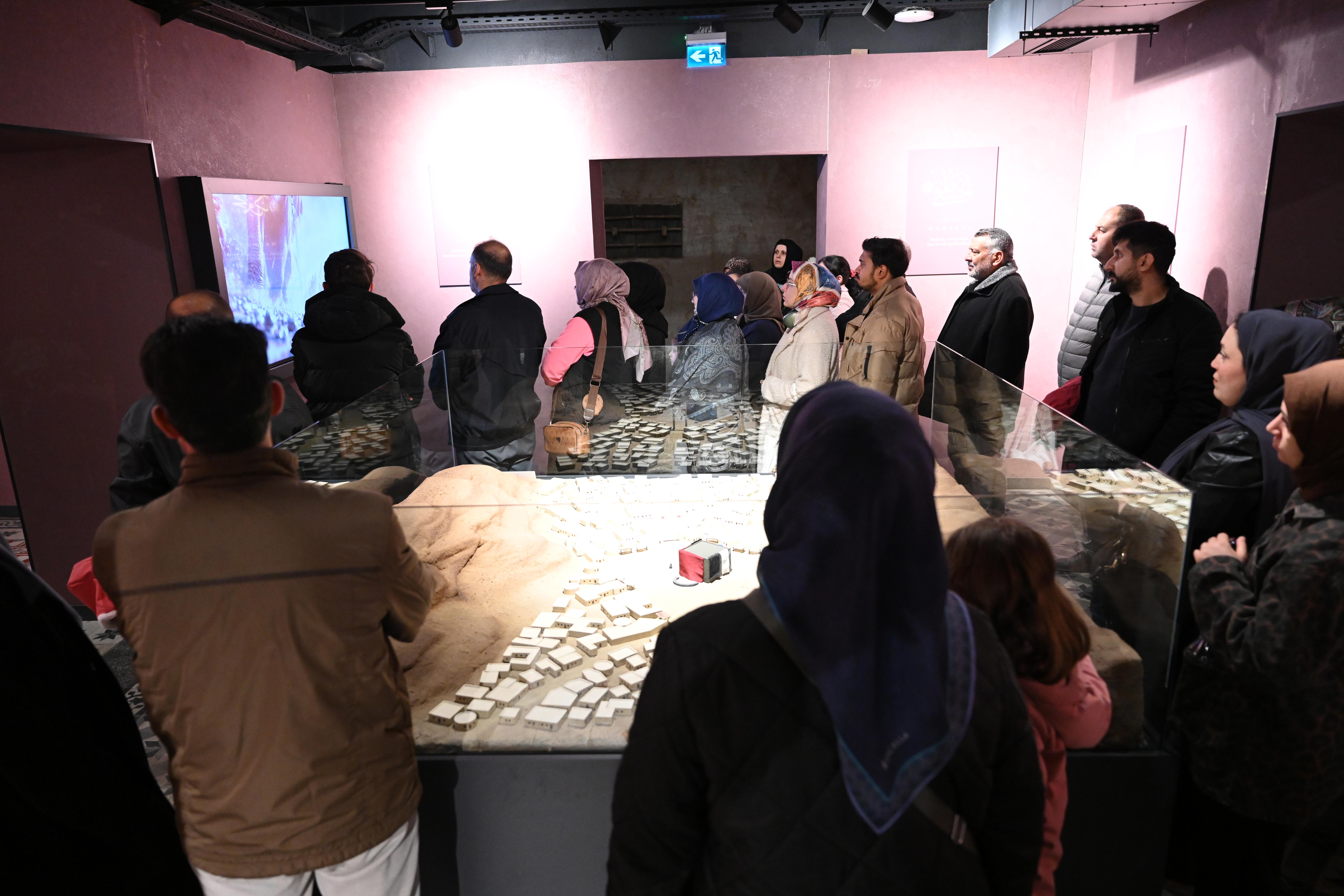 KONYA BÜYÜKŞEHİR’İN SİYER SERGİSİ RAMAZAN’IN MANEVİ İKLİMİNDE YOĞUN İLGİ GÖRÜYOR