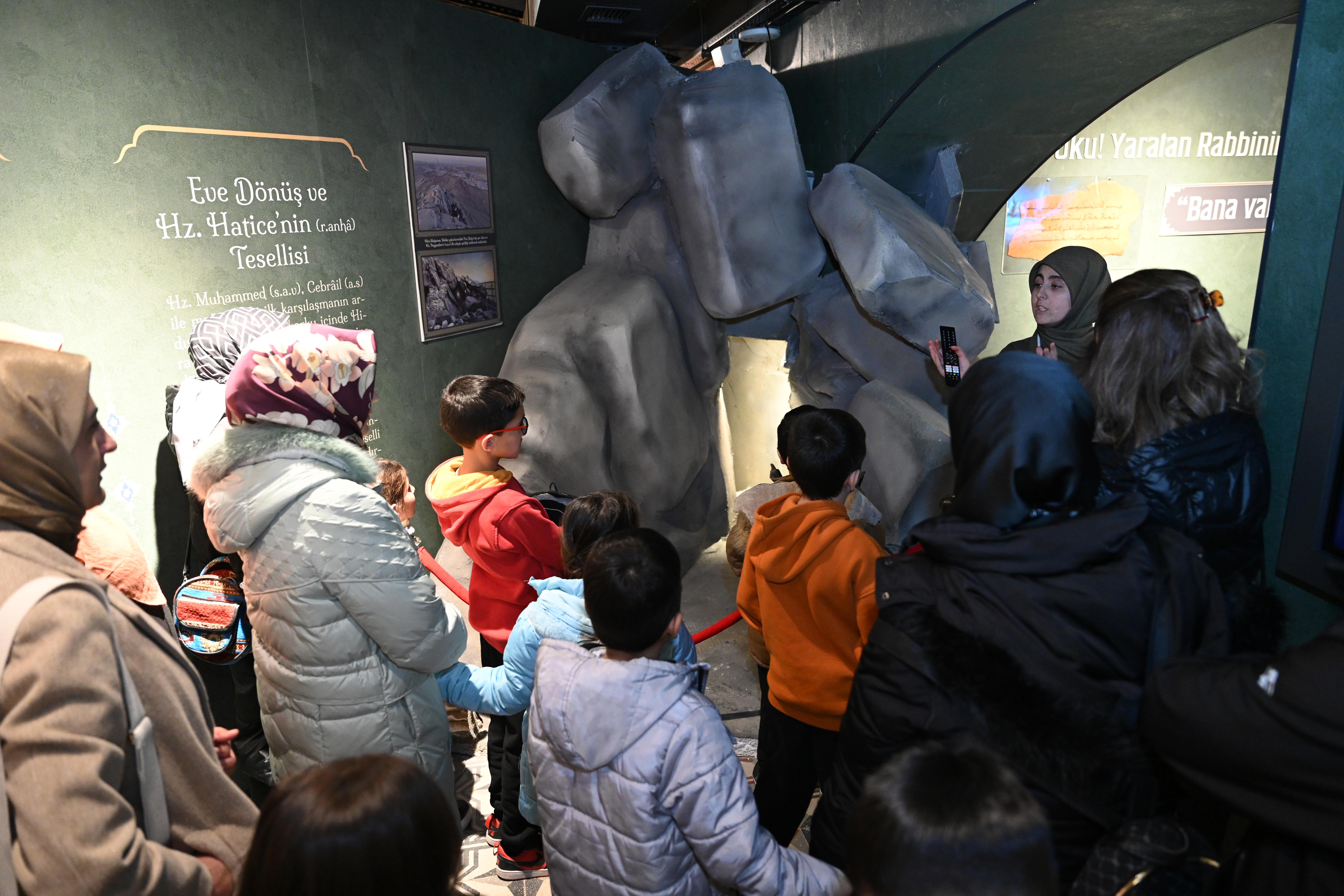 KONYA BÜYÜKŞEHİR’İN SİYER SERGİSİ RAMAZAN’IN MANEVİ İKLİMİNDE YOĞUN İLGİ GÖRÜYOR