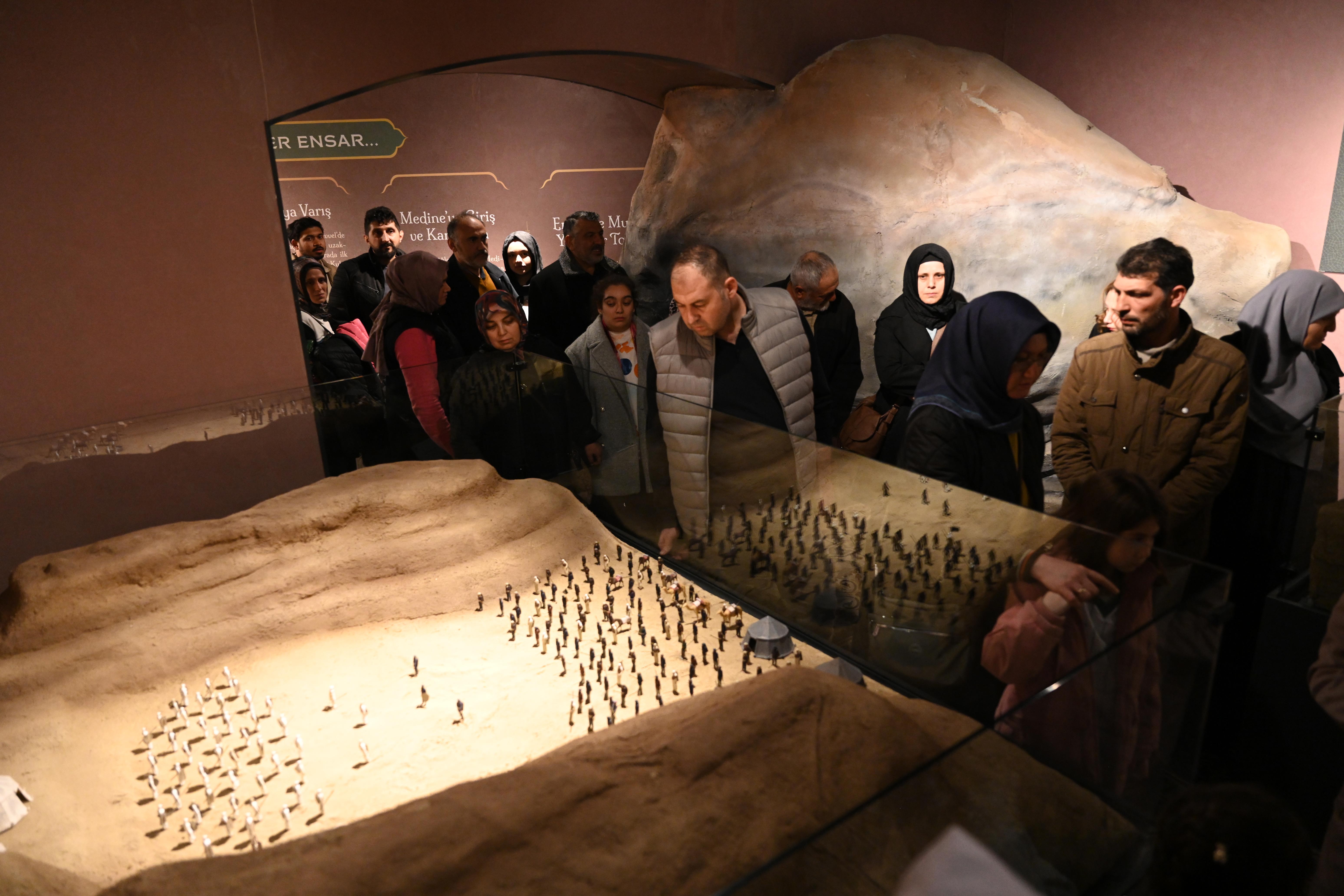 KONYA BÜYÜKŞEHİR’İN SİYER SERGİSİ RAMAZAN’IN MANEVİ İKLİMİNDE YOĞUN İLGİ GÖRÜYOR