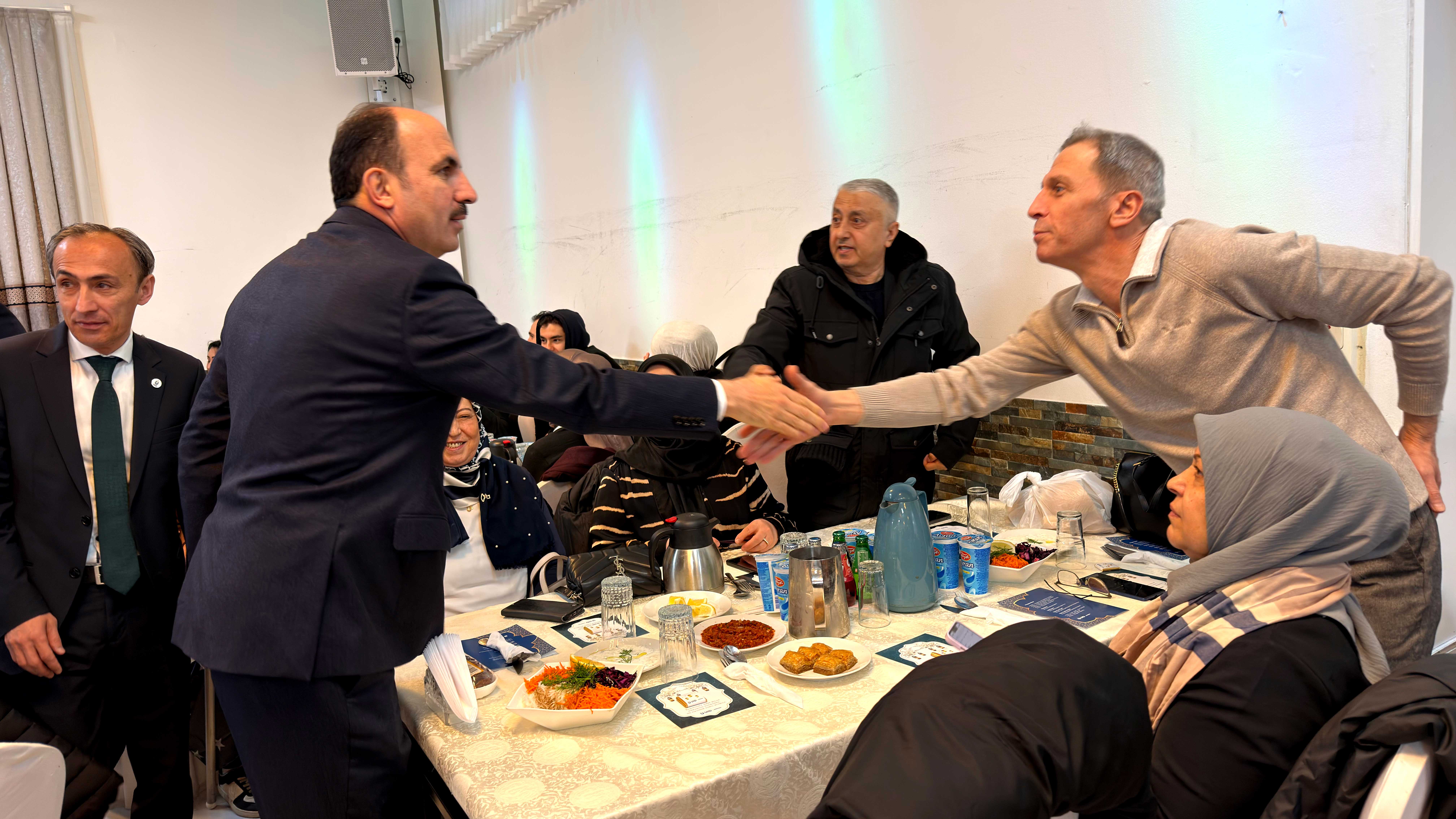 İSVEÇ’TE YAŞAYAN KONYALILARLA BULUŞAN BAŞKAN ALTAY: “GÖNÜL COĞRAFYAMIZIN NERESİNDE BİR HEMŞEHRİMİZ VARSA KONYA'MIZIN VE ÜLKEMİZİN DUASI, MUHABBETİ ORADADIR”