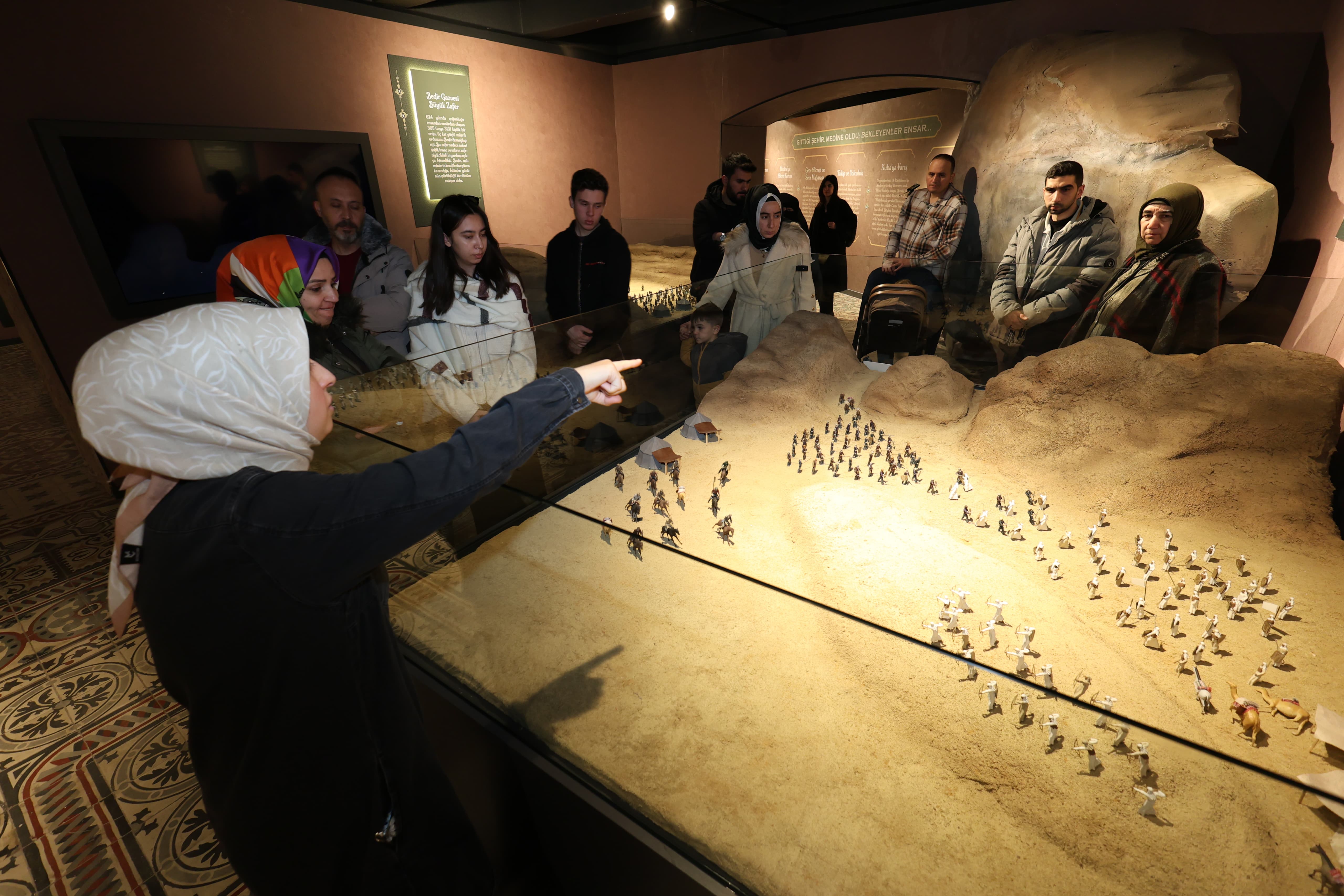 SİYER SERGİSİ VE MUKADDES EMANETLER SERGİSİ KADİR GECESİ’NDE DOLDU TAŞTI