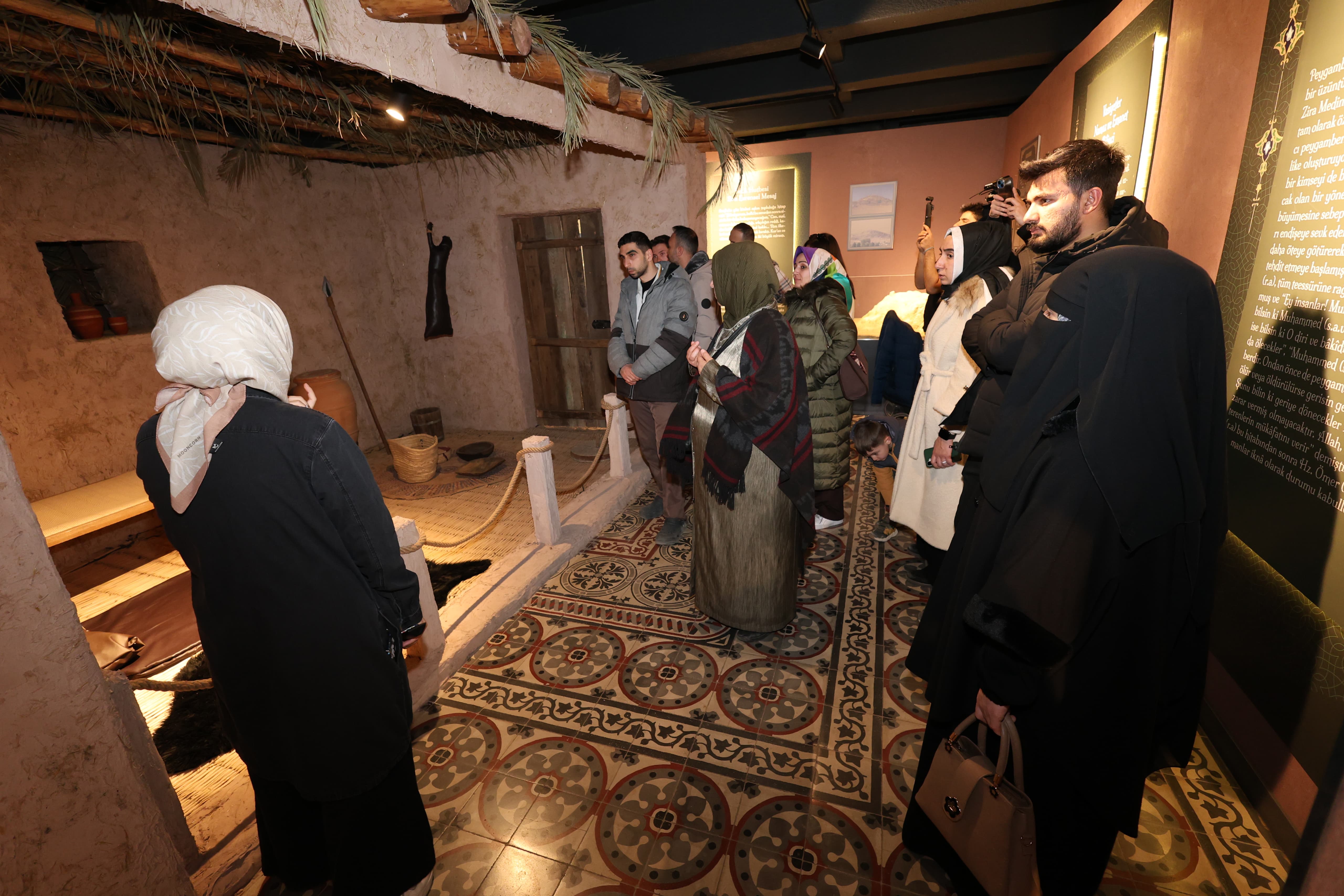 SİYER SERGİSİ VE MUKADDES EMANETLER SERGİSİ KADİR GECESİ’NDE DOLDU TAŞTI