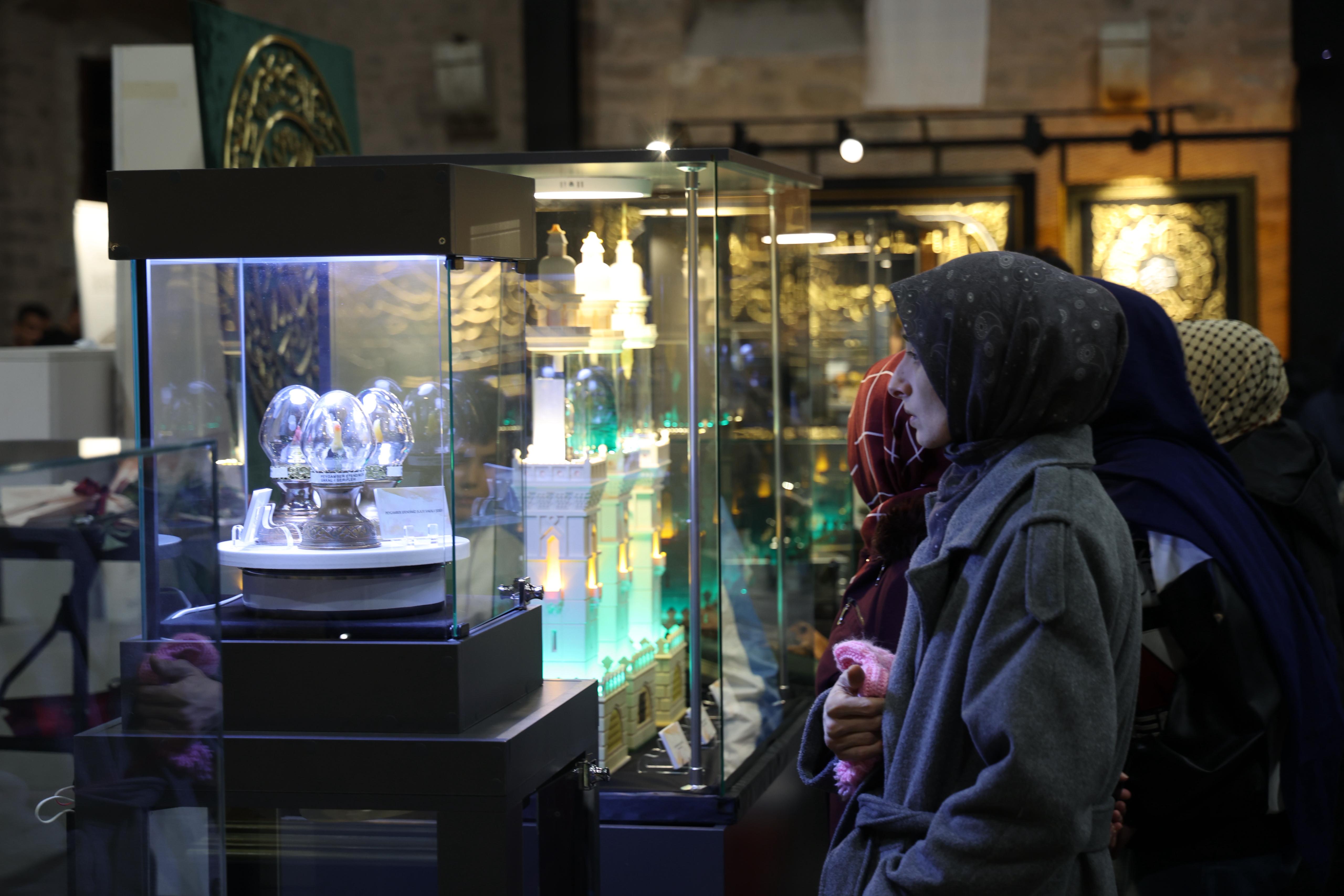 SİYER SERGİSİ VE MUKADDES EMANETLER SERGİSİ KADİR GECESİ’NDE DOLDU TAŞTI