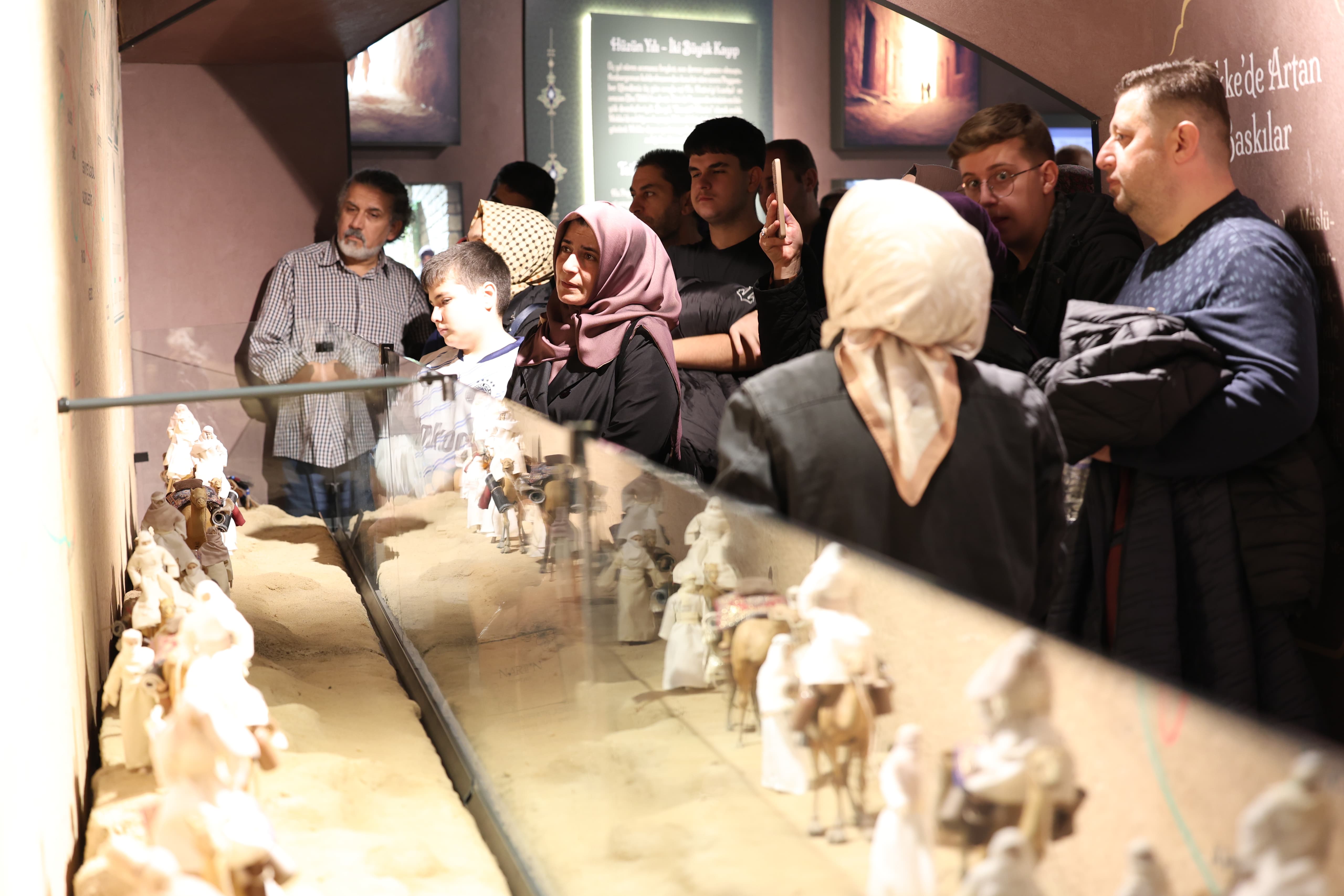 SİYER SERGİSİ VE MUKADDES EMANETLER SERGİSİ KADİR GECESİ’NDE DOLDU TAŞTI