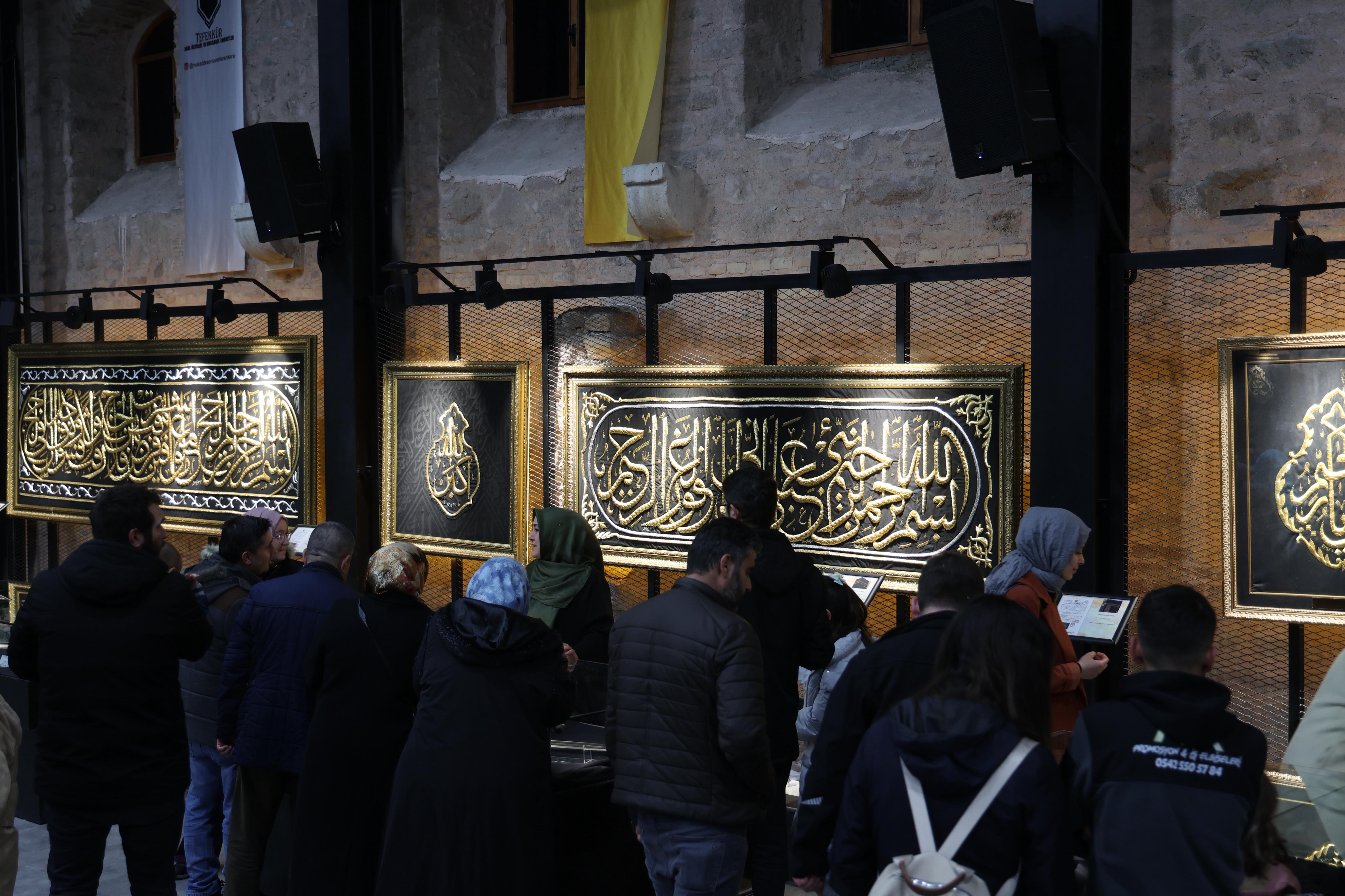 SİYER SERGİSİ VE MUKADDES EMANETLER SERGİSİ KADİR GECESİ’NDE DOLDU TAŞTI