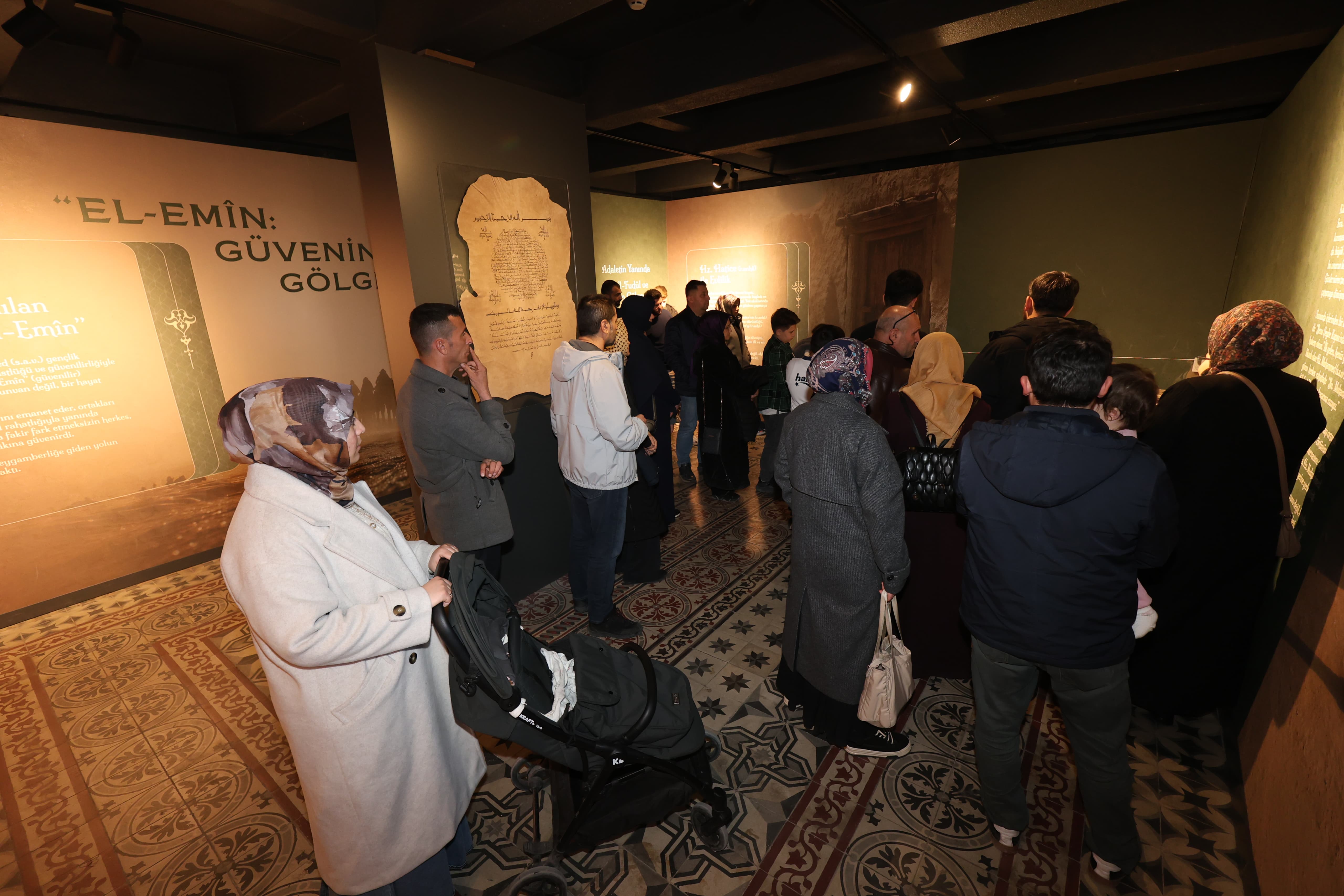 SİYER SERGİSİ VE MUKADDES EMANETLER SERGİSİ KADİR GECESİ’NDE DOLDU TAŞTI