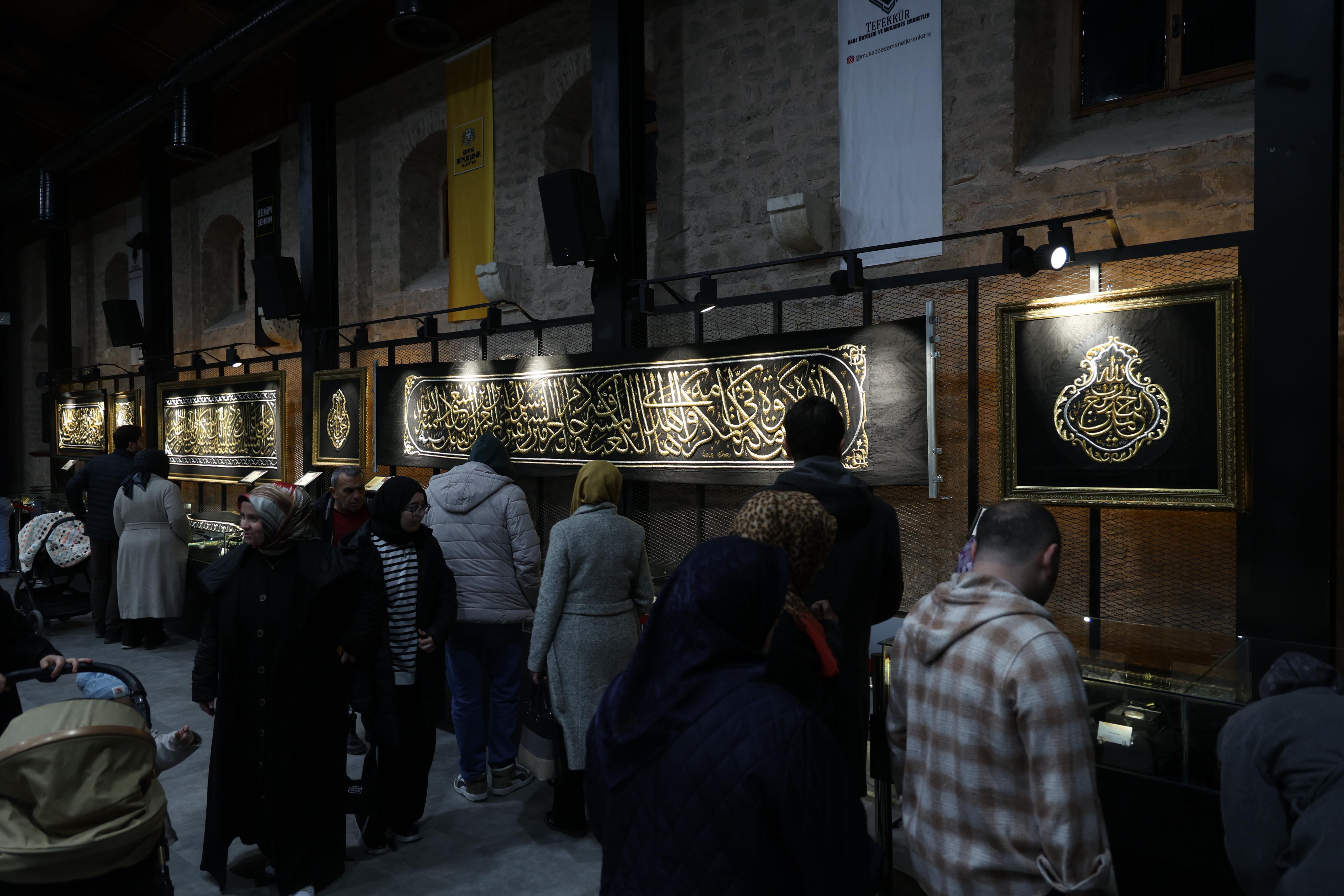 SİYER SERGİSİ VE MUKADDES EMANETLER SERGİSİ KADİR GECESİ’NDE DOLDU TAŞTI