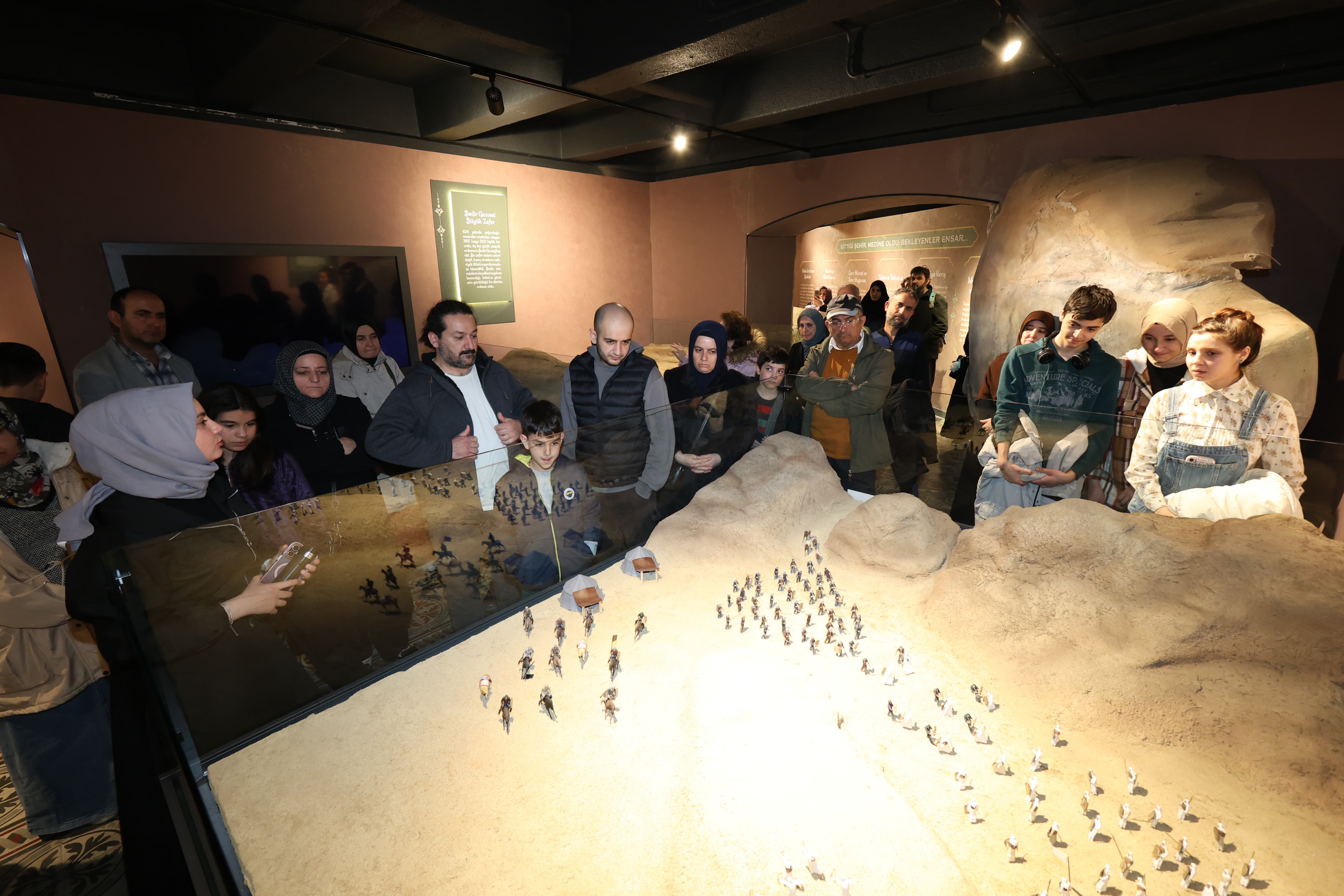 SİYER SERGİSİ VE MUKADDES EMANETLER SERGİSİ KADİR GECESİ’NDE DOLDU TAŞTI