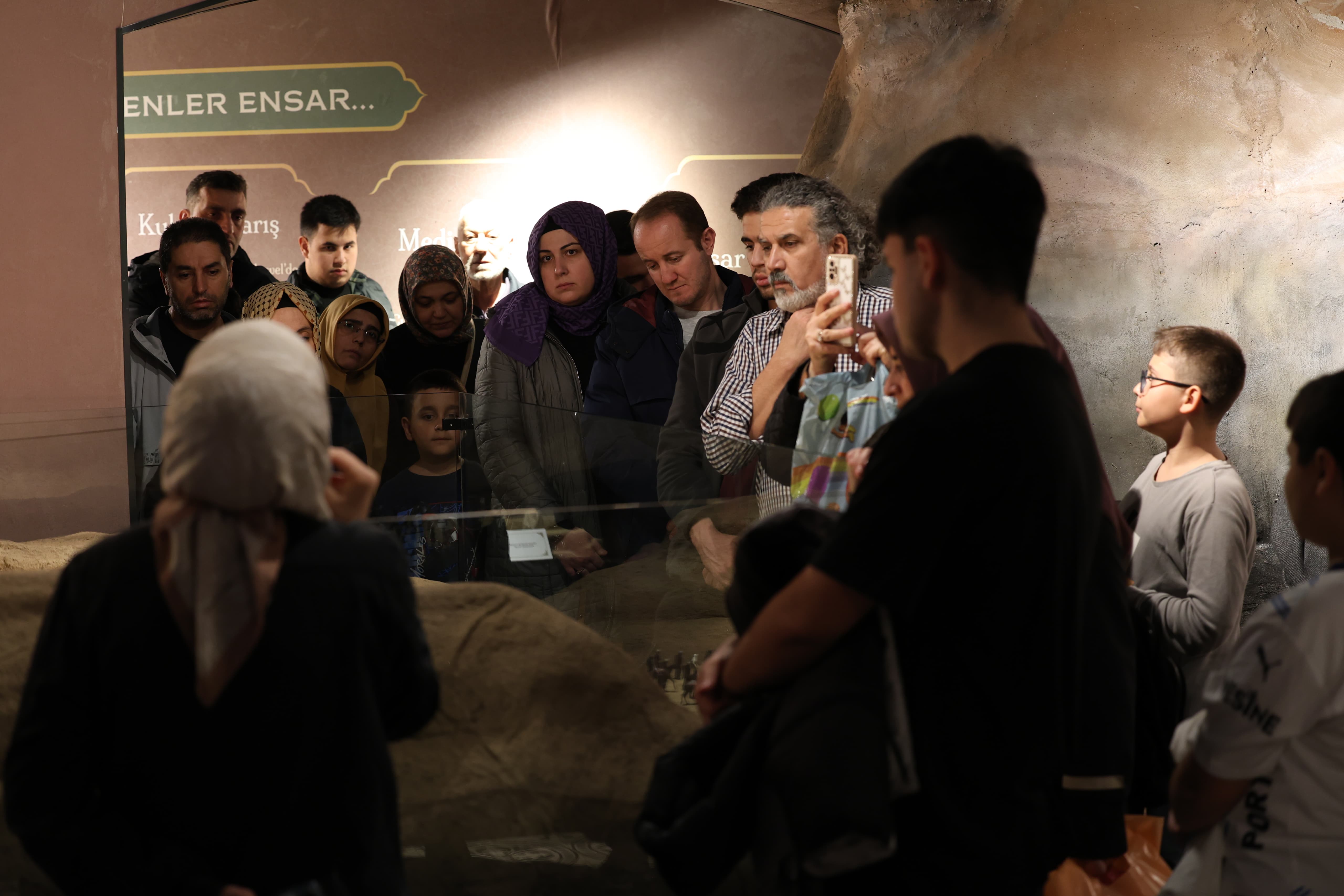 SİYER SERGİSİ VE MUKADDES EMANETLER SERGİSİ KADİR GECESİ’NDE DOLDU TAŞTI