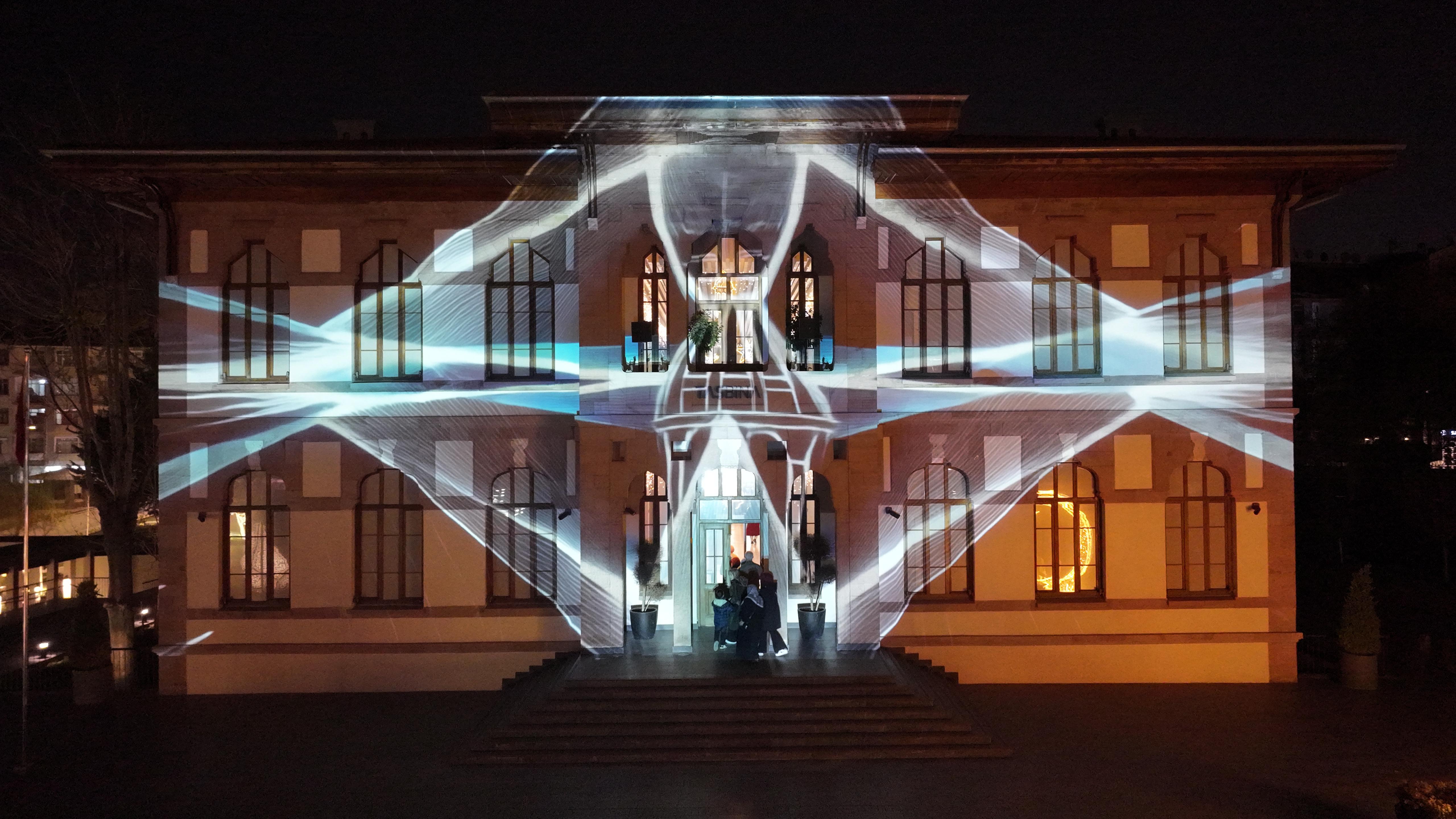 SİYER SERGİSİ VE MUKADDES EMANETLER SERGİSİ KADİR GECESİ’NDE DOLDU TAŞTI