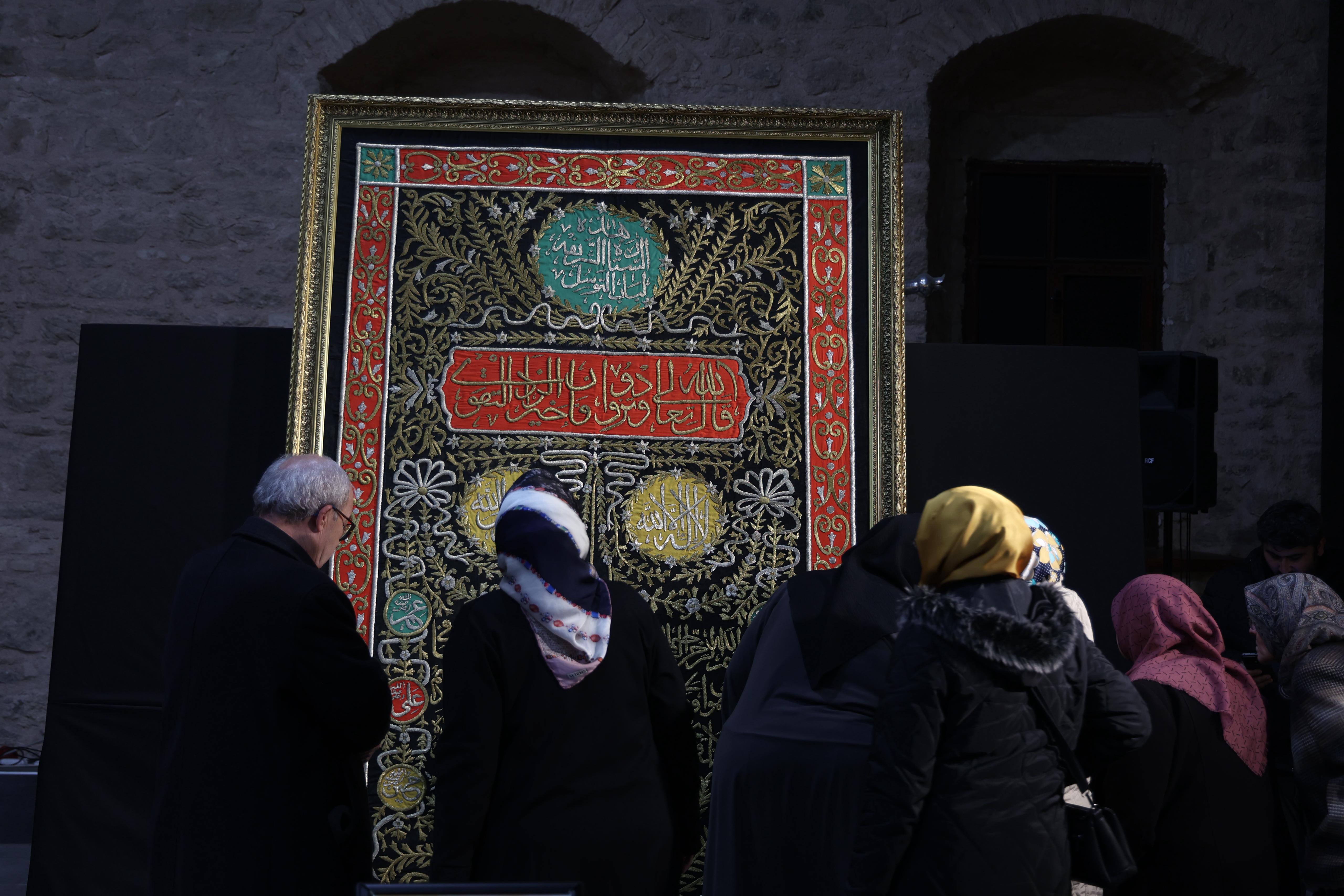 SİYER SERGİSİ VE MUKADDES EMANETLER SERGİSİ KADİR GECESİ’NDE DOLDU TAŞTI