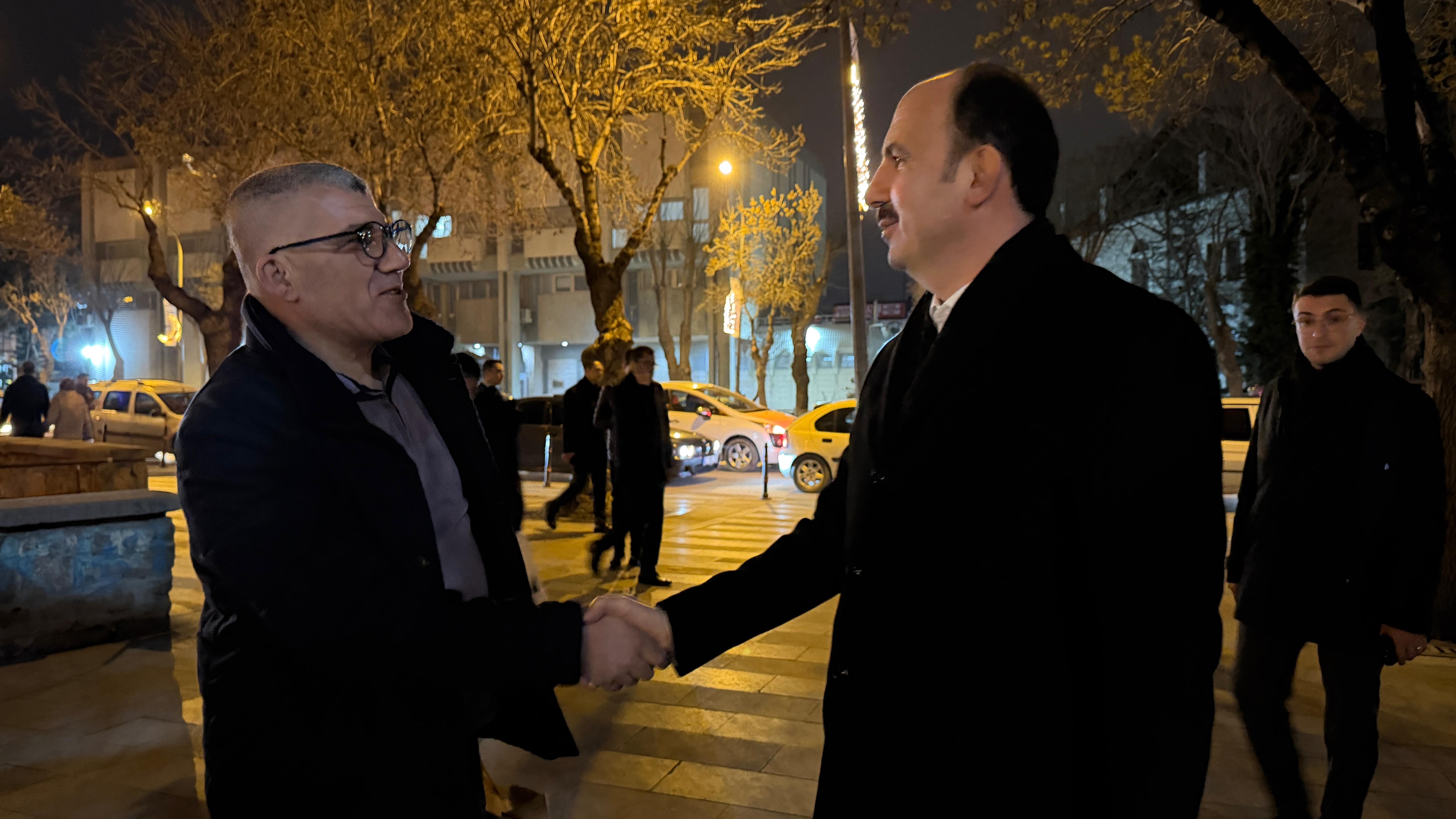 BAŞKAN ALTAY RAMAZANIN SON TERAVİH NAMAZI SONRASI ESNAFLA VE VATANDAŞLA BULUŞTU