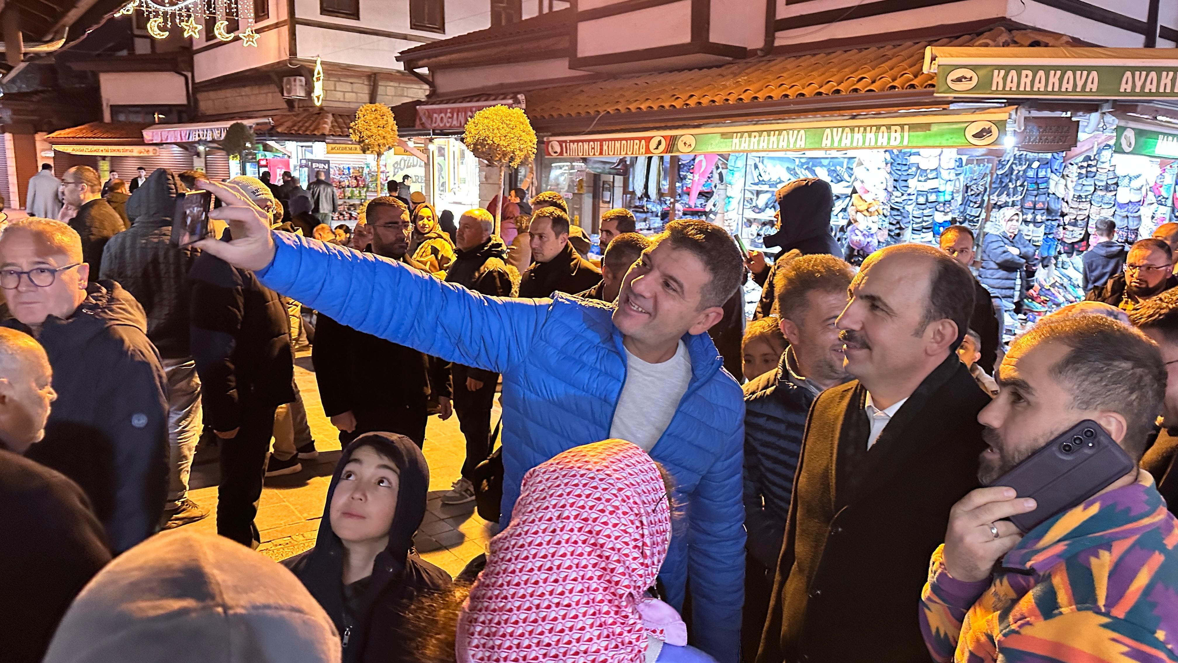 BAŞKAN ALTAY RAMAZANIN SON TERAVİH NAMAZI SONRASI ESNAFLA VE VATANDAŞLA BULUŞTU