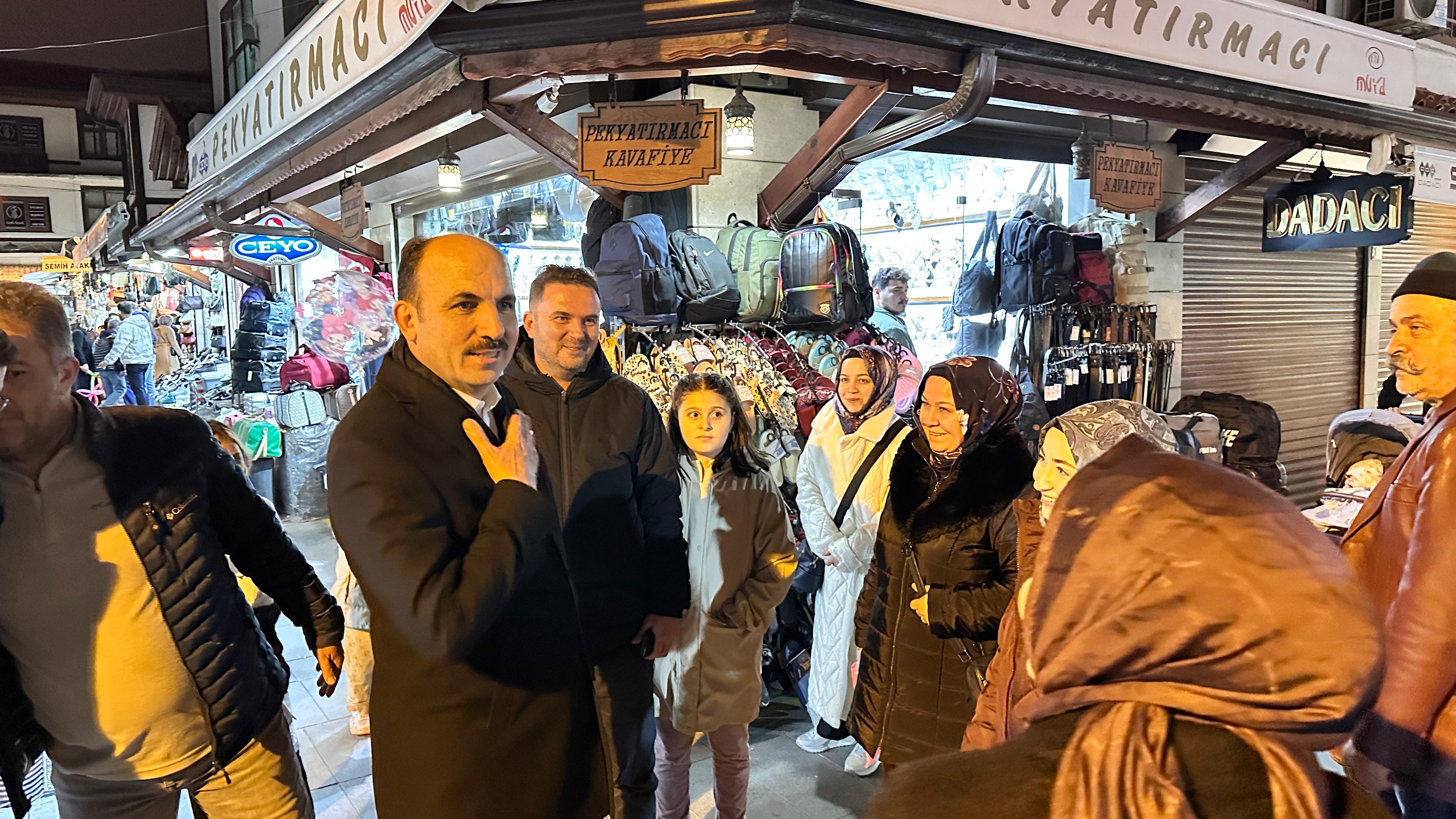 BAŞKAN ALTAY RAMAZANIN SON TERAVİH NAMAZI SONRASI ESNAFLA VE VATANDAŞLA BULUŞTU