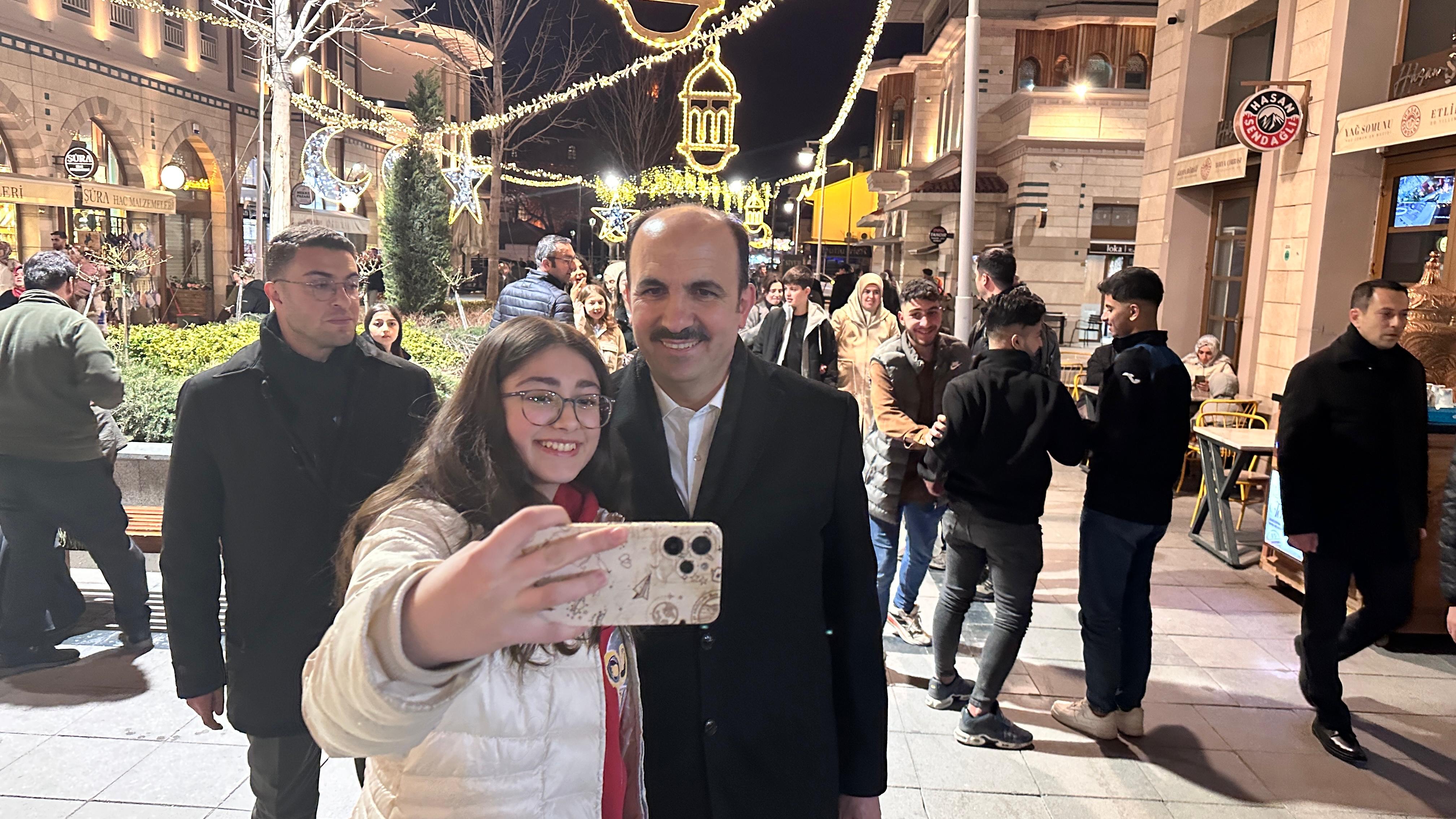 BAŞKAN ALTAY RAMAZANIN SON TERAVİH NAMAZI SONRASI ESNAFLA VE VATANDAŞLA BULUŞTU