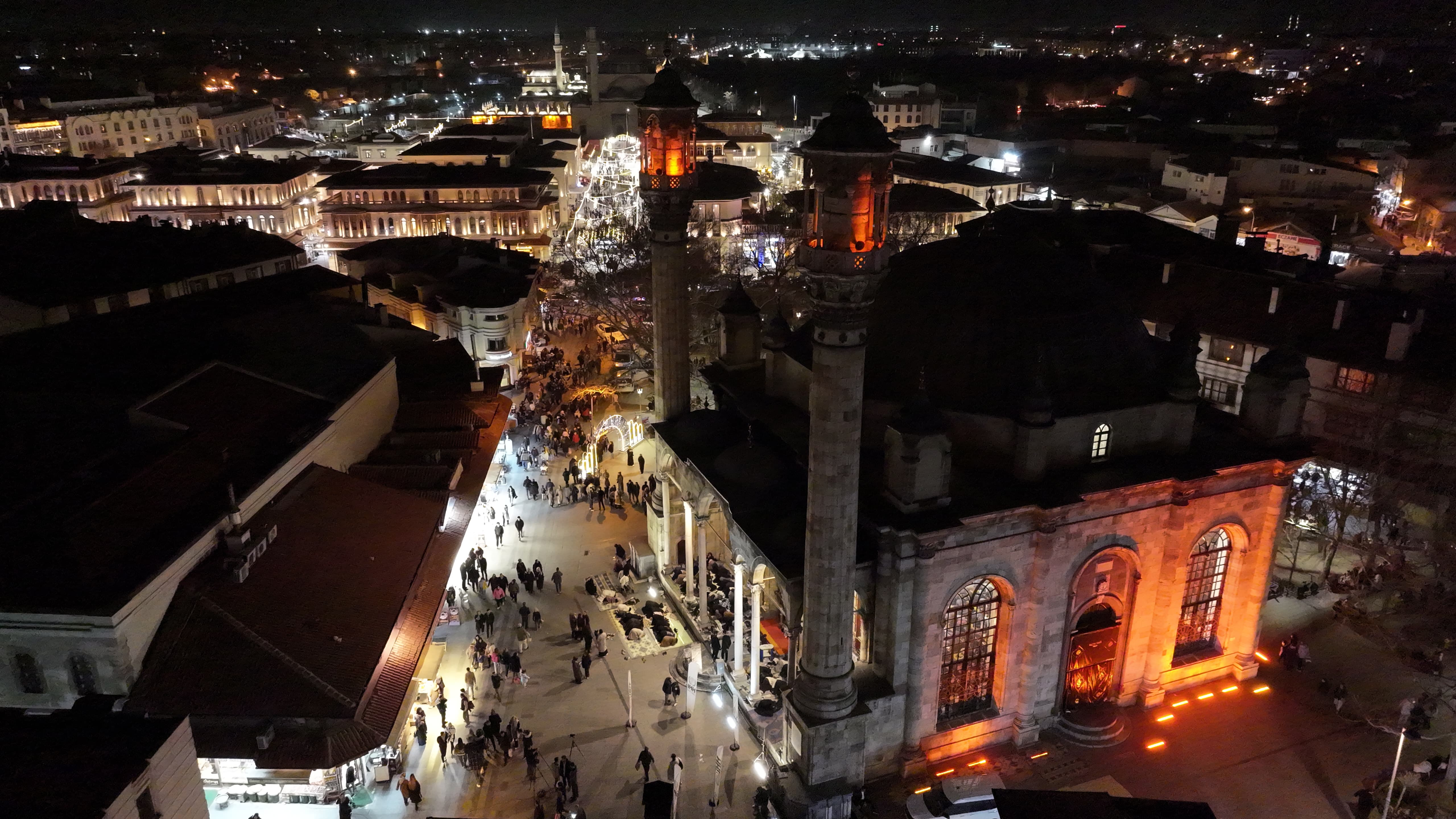 BAŞKAN ALTAY RAMAZANIN SON TERAVİH NAMAZI SONRASI ESNAFLA VE VATANDAŞLA BULUŞTU