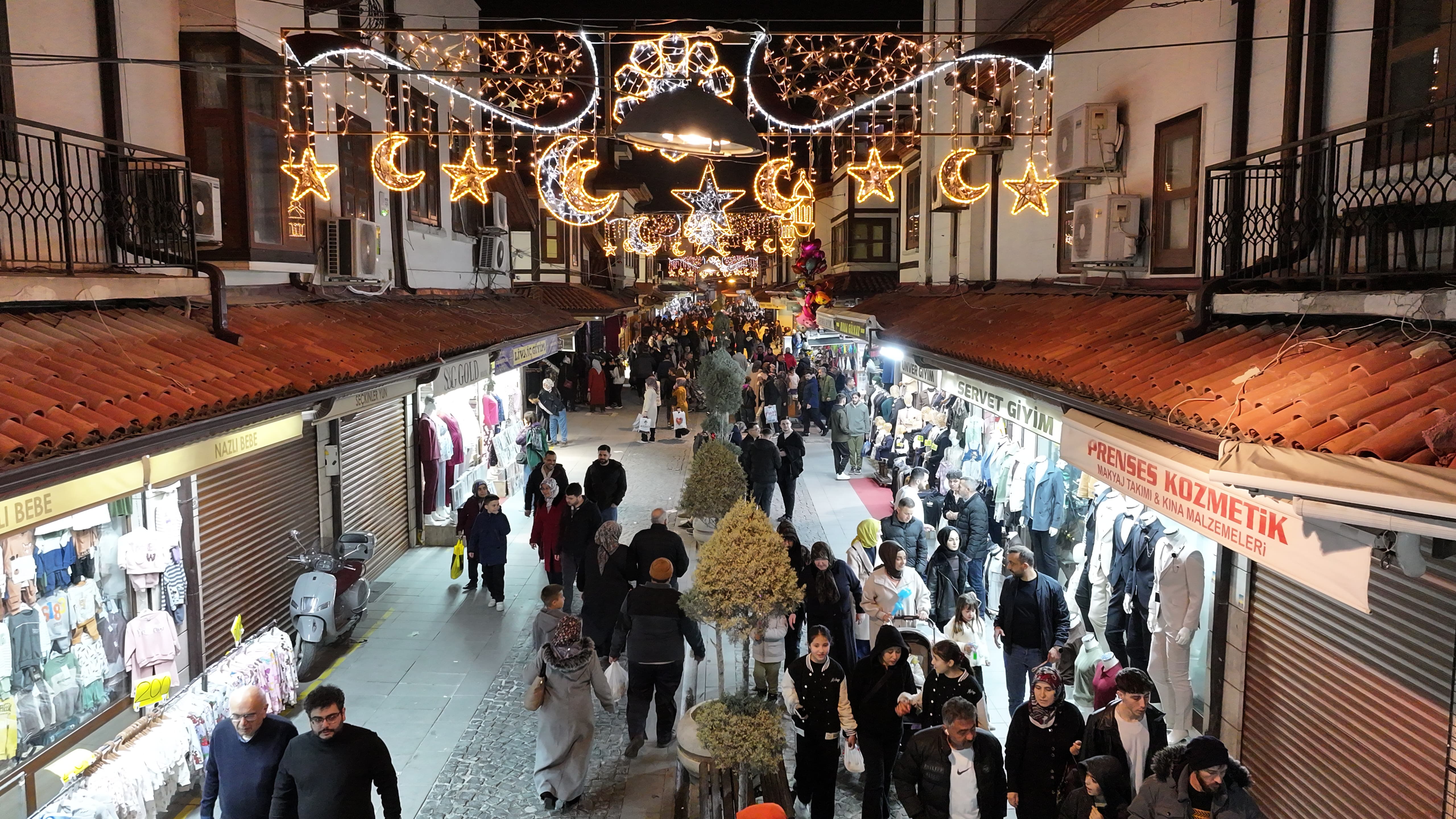 BAŞKAN ALTAY RAMAZANIN SON TERAVİH NAMAZI SONRASI ESNAFLA VE VATANDAŞLA BULUŞTU