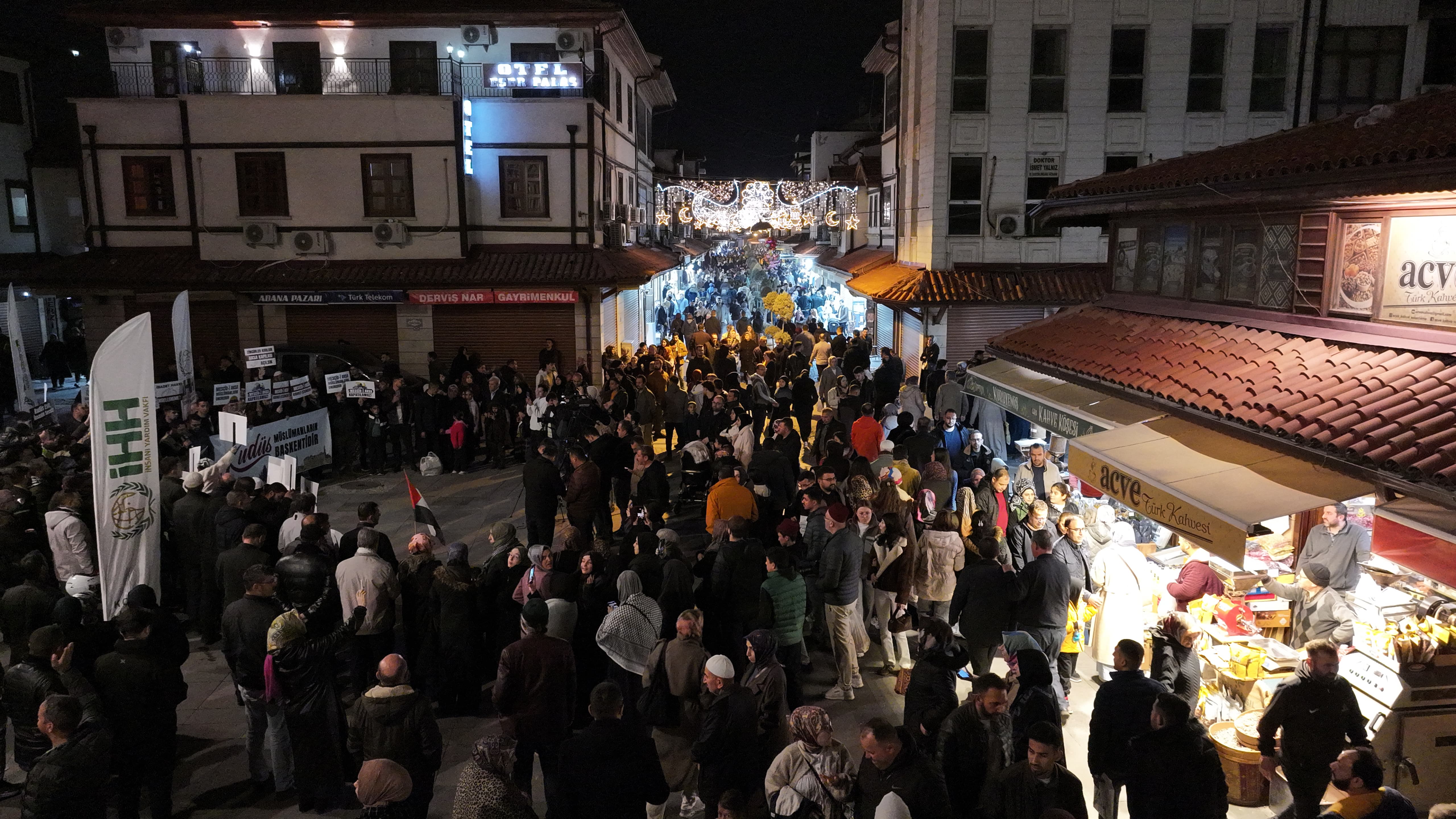 BAŞKAN ALTAY RAMAZANIN SON TERAVİH NAMAZI SONRASI ESNAFLA VE VATANDAŞLA BULUŞTU