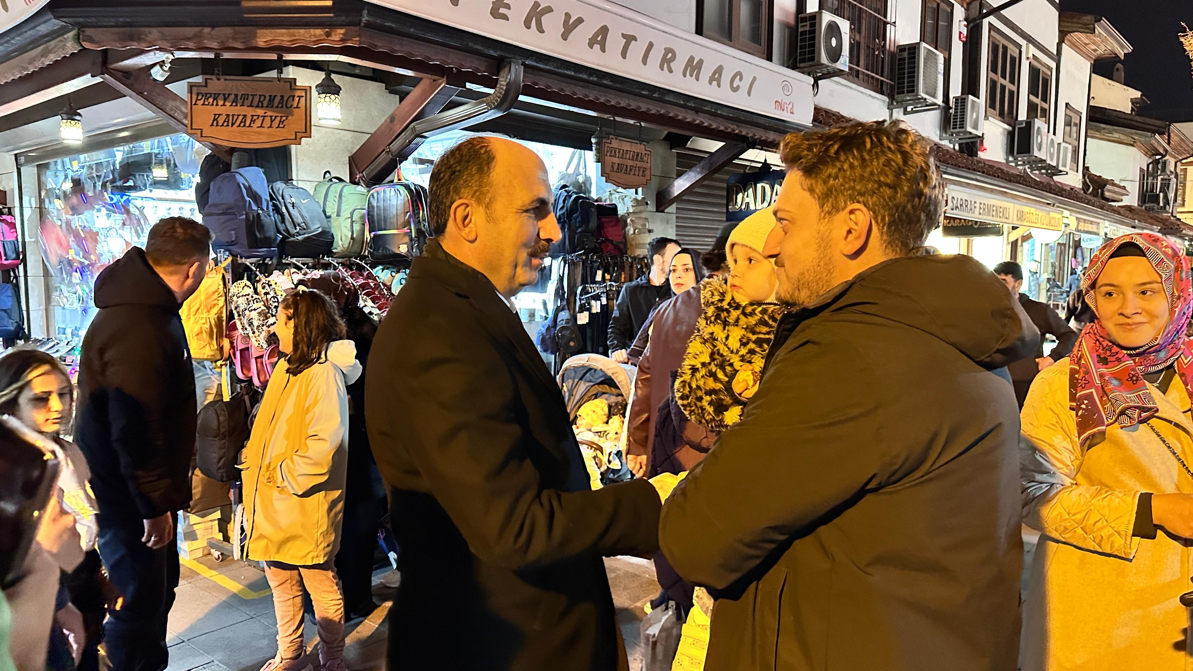 BAŞKAN ALTAY RAMAZANIN SON TERAVİH NAMAZI SONRASI ESNAFLA VE VATANDAŞLA BULUŞTU