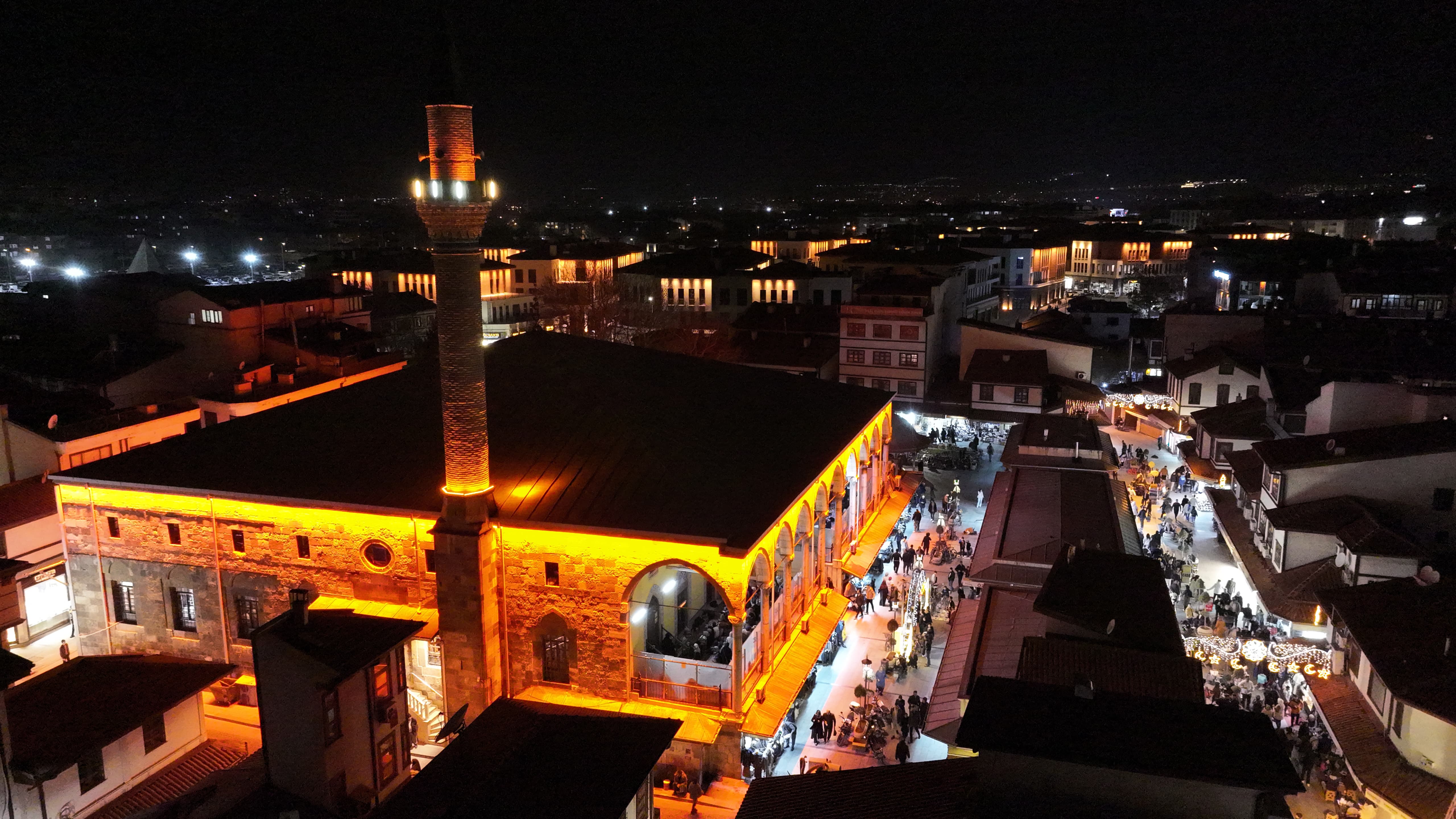 BAŞKAN ALTAY RAMAZANIN SON TERAVİH NAMAZI SONRASI ESNAFLA VE VATANDAŞLA BULUŞTU