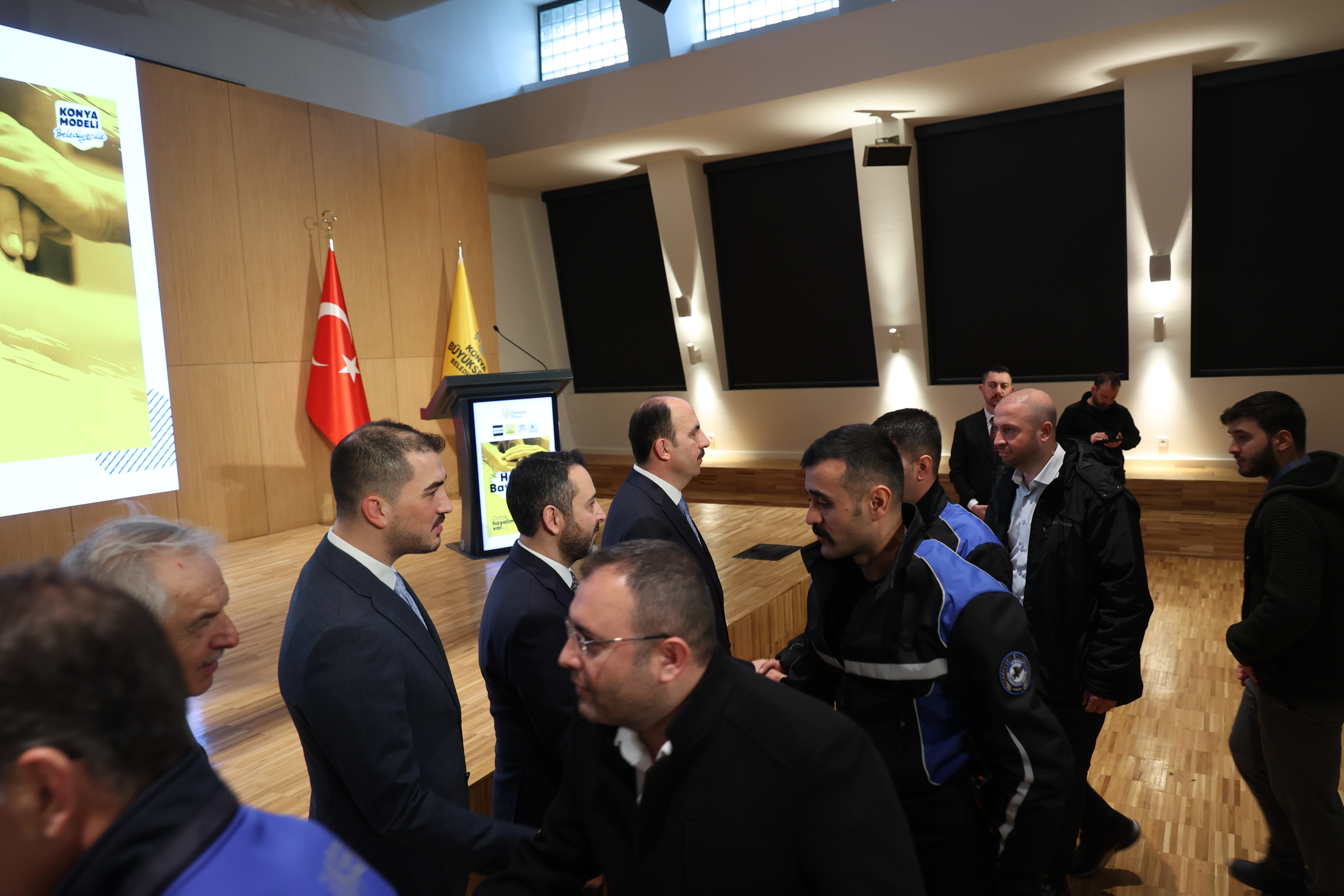 BÜYÜKŞEHİR ÇALIŞANLARIYLA BAYRAMLAŞAN BAŞKAN ALTAY: “BİZ BÜYÜK VE GÜÇLÜ BİR AİLEYİZ”