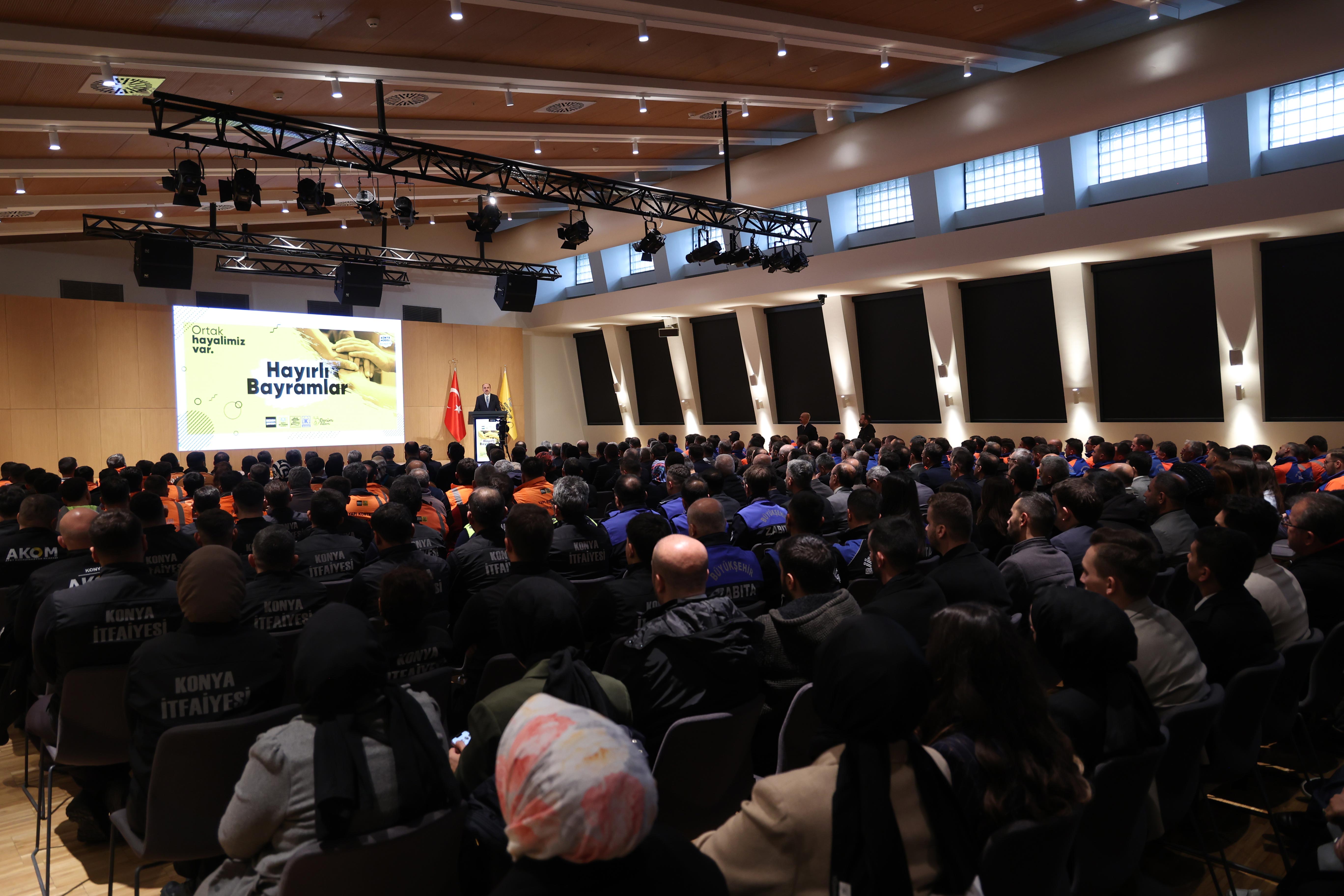 BÜYÜKŞEHİR ÇALIŞANLARIYLA BAYRAMLAŞAN BAŞKAN ALTAY: “BİZ BÜYÜK VE GÜÇLÜ BİR AİLEYİZ”