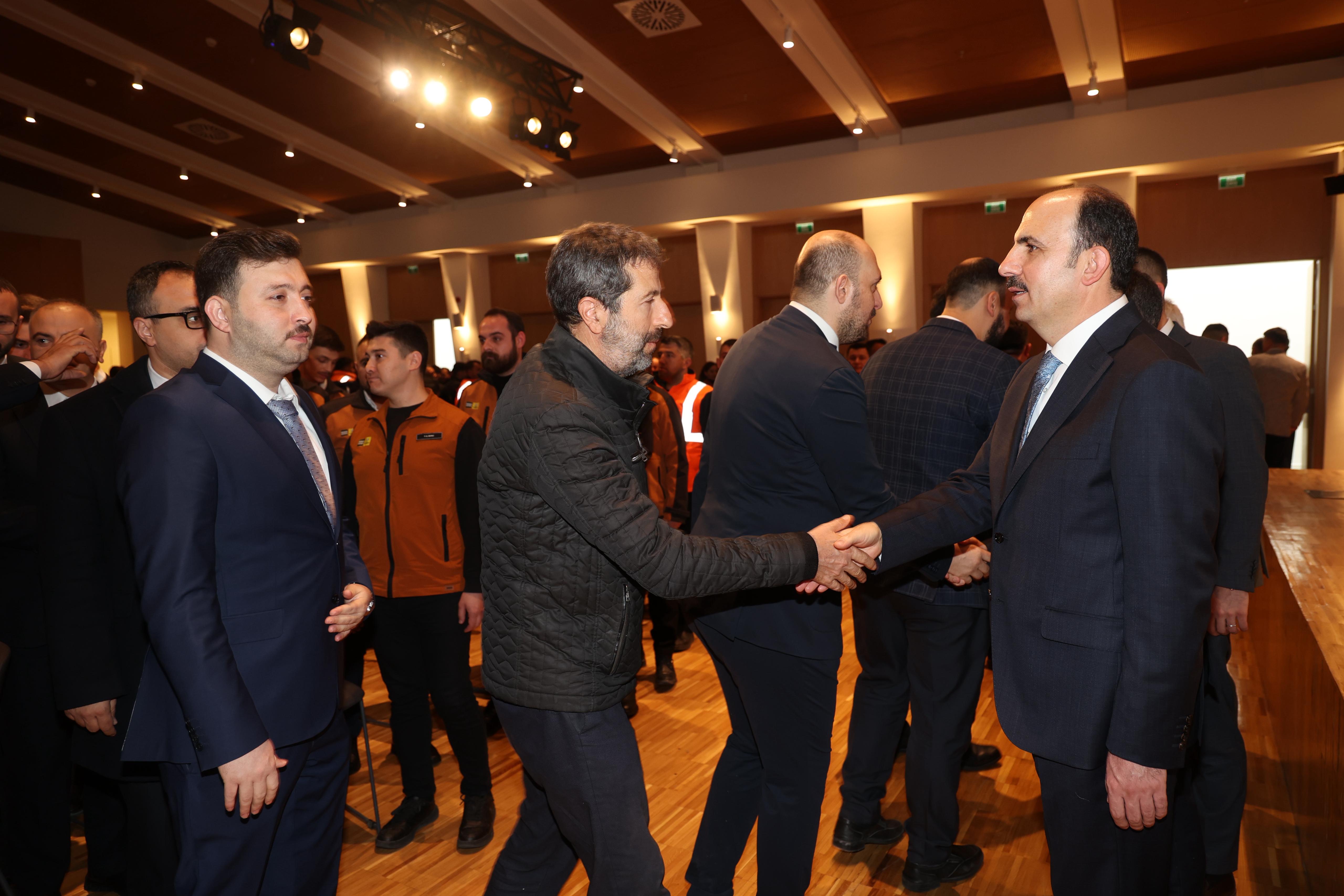 BÜYÜKŞEHİR ÇALIŞANLARIYLA BAYRAMLAŞAN BAŞKAN ALTAY: “BİZ BÜYÜK VE GÜÇLÜ BİR AİLEYİZ”