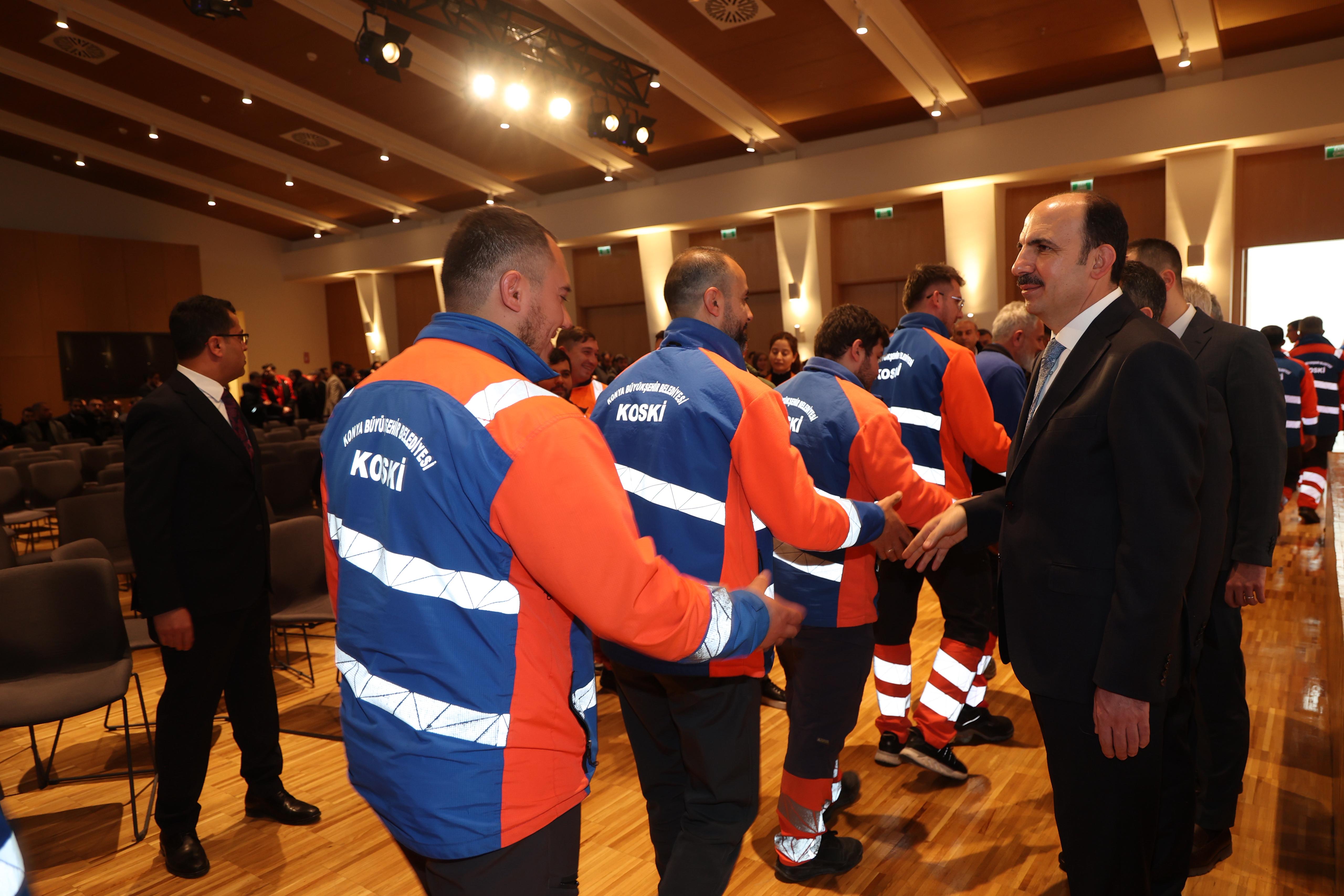 BÜYÜKŞEHİR ÇALIŞANLARIYLA BAYRAMLAŞAN BAŞKAN ALTAY: “BİZ BÜYÜK VE GÜÇLÜ BİR AİLEYİZ”