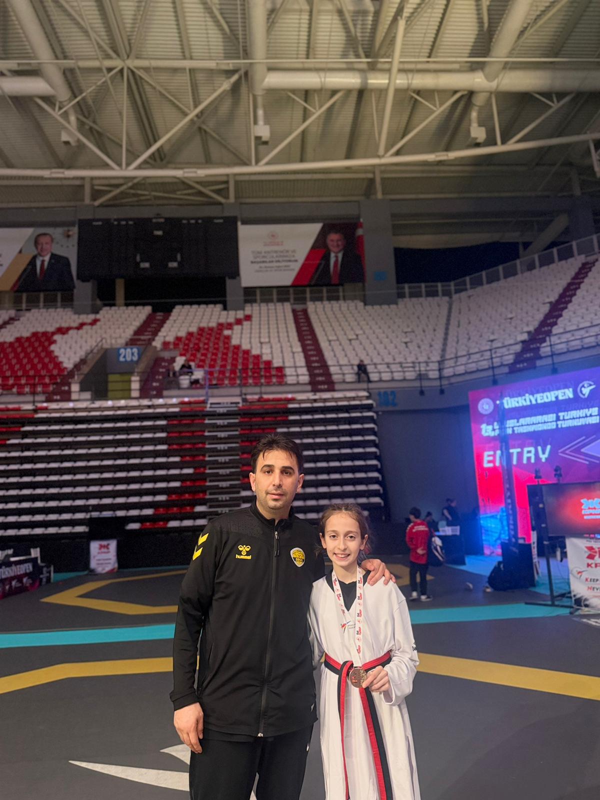 BAŞKAN ALTAY BRONZ MADALYA KAZANAN MELEK SU’YU TEBRİK ETTİ