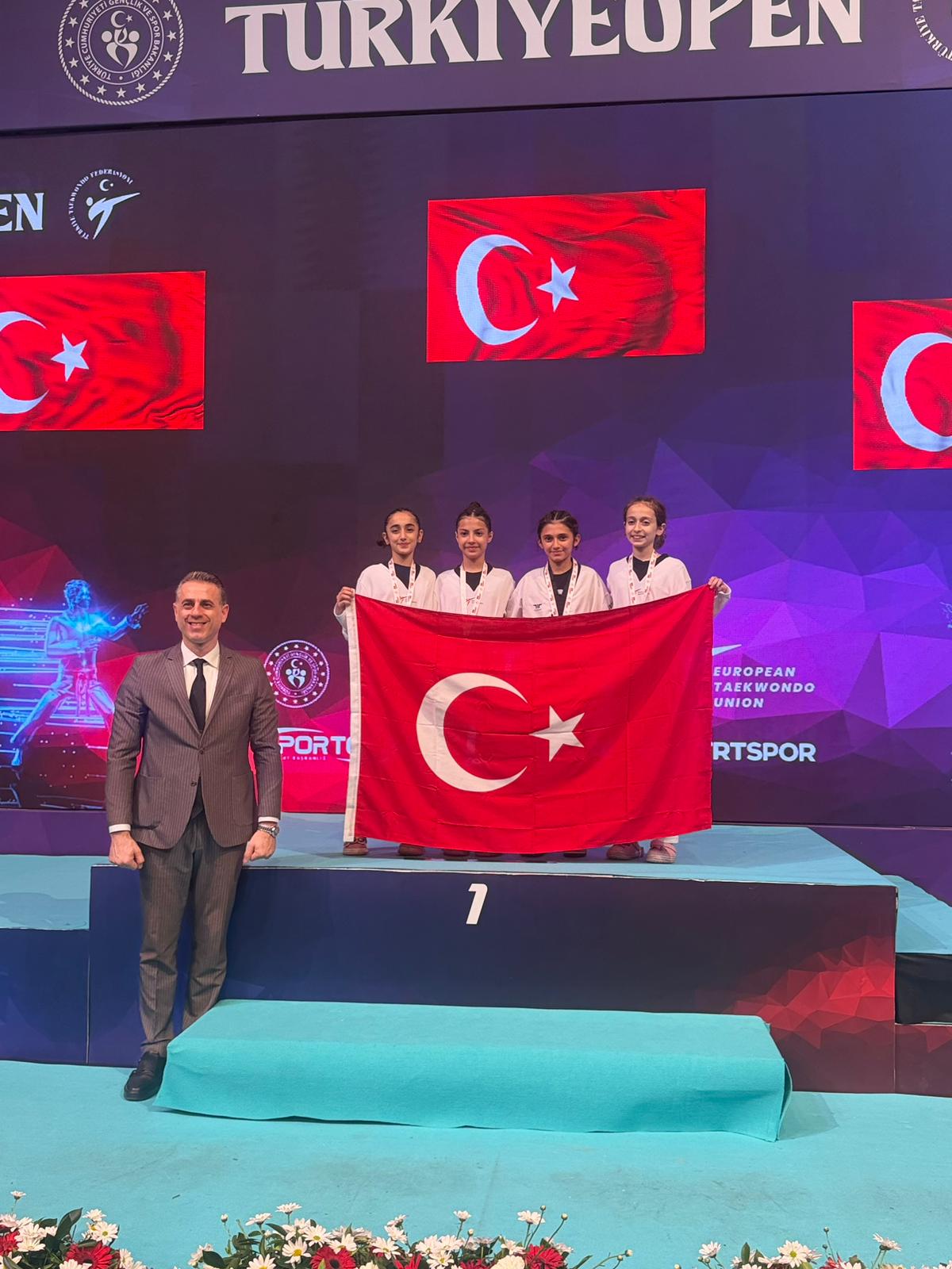 BAŞKAN ALTAY BRONZ MADALYA KAZANAN MELEK SU’YU TEBRİK ETTİ