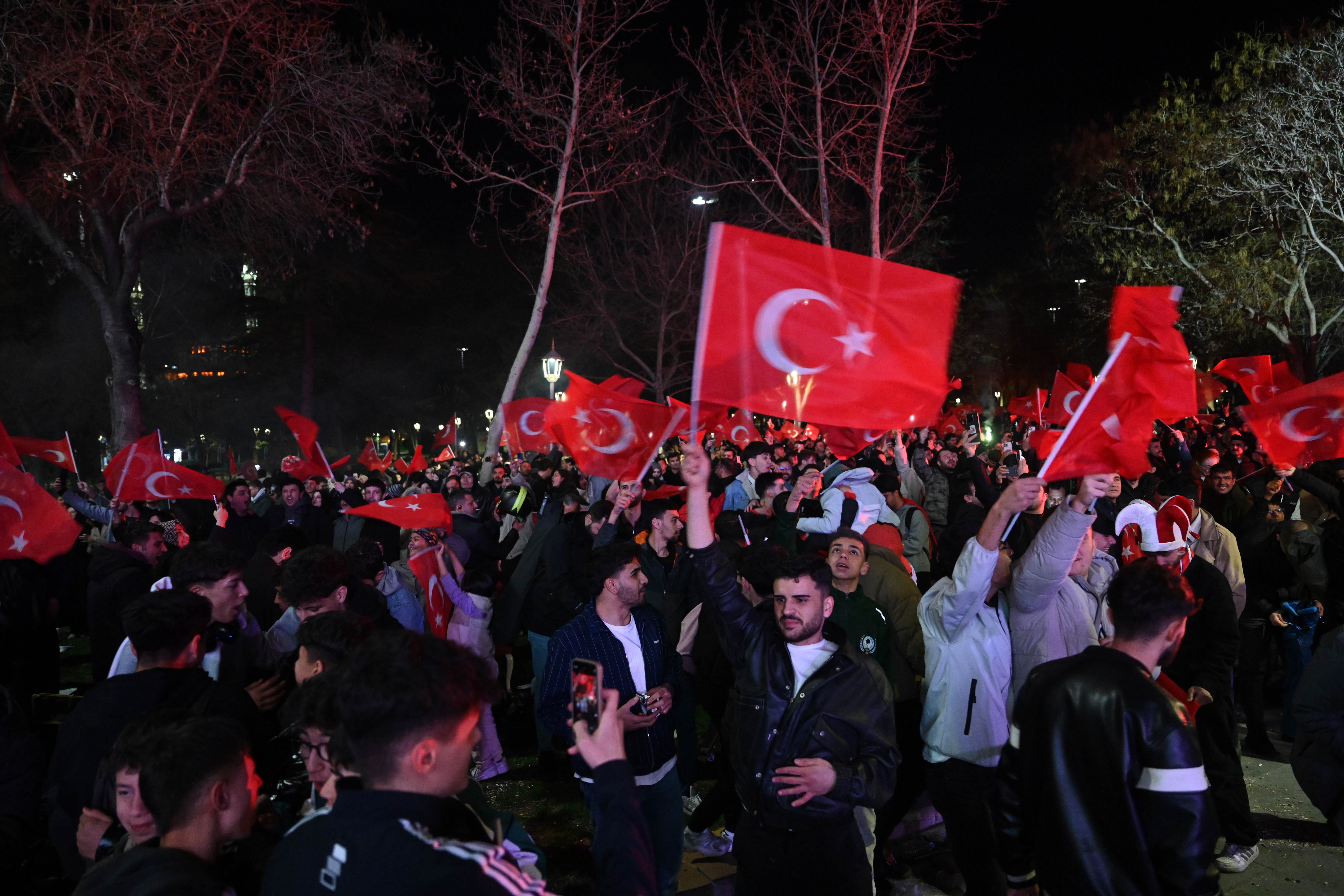 KONYALILAR MİLLİ COŞKUYU DEV EKRANDAN TAKİP ETTİ