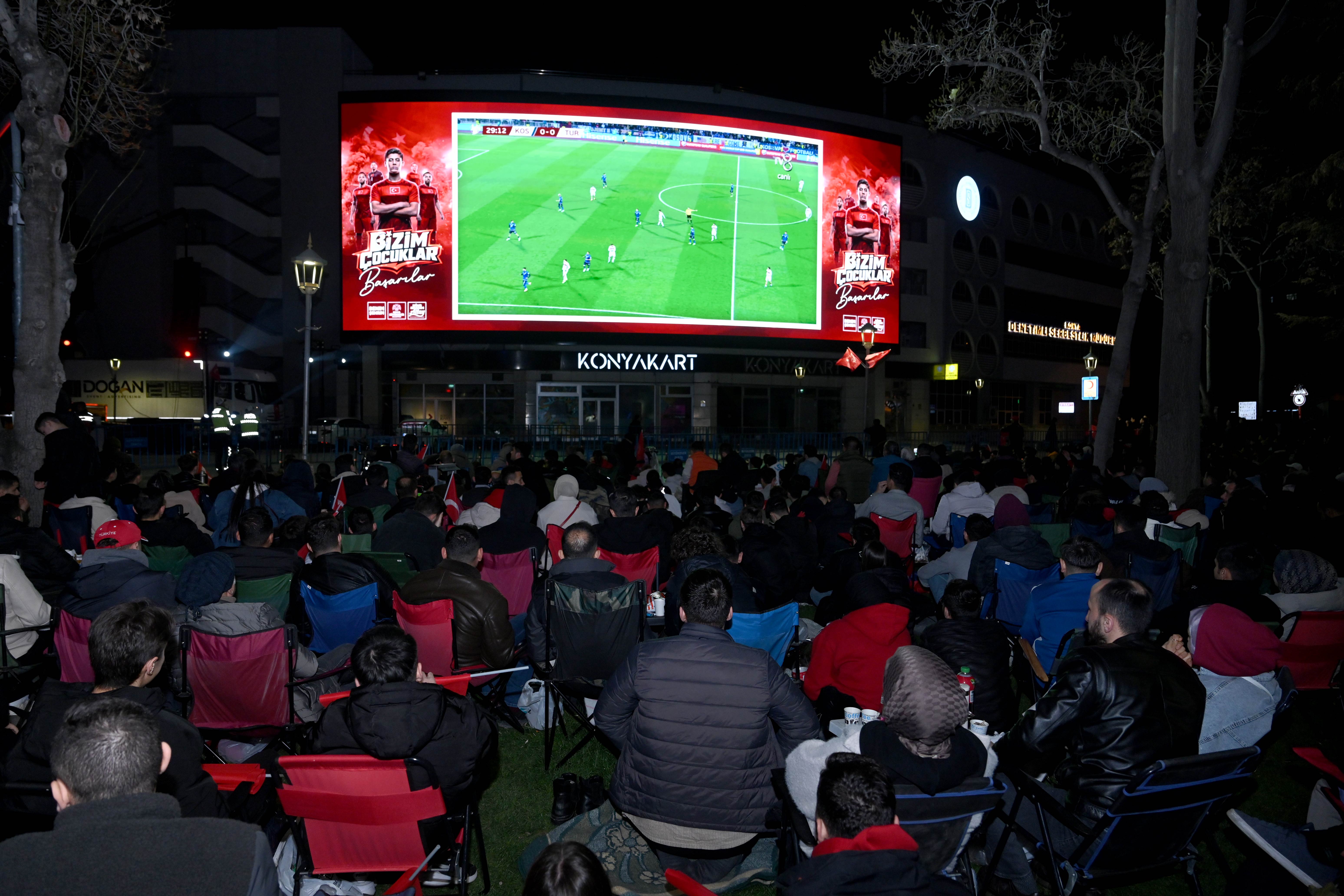 KONYALILAR MİLLİ COŞKUYU DEV EKRANDAN TAKİP ETTİ