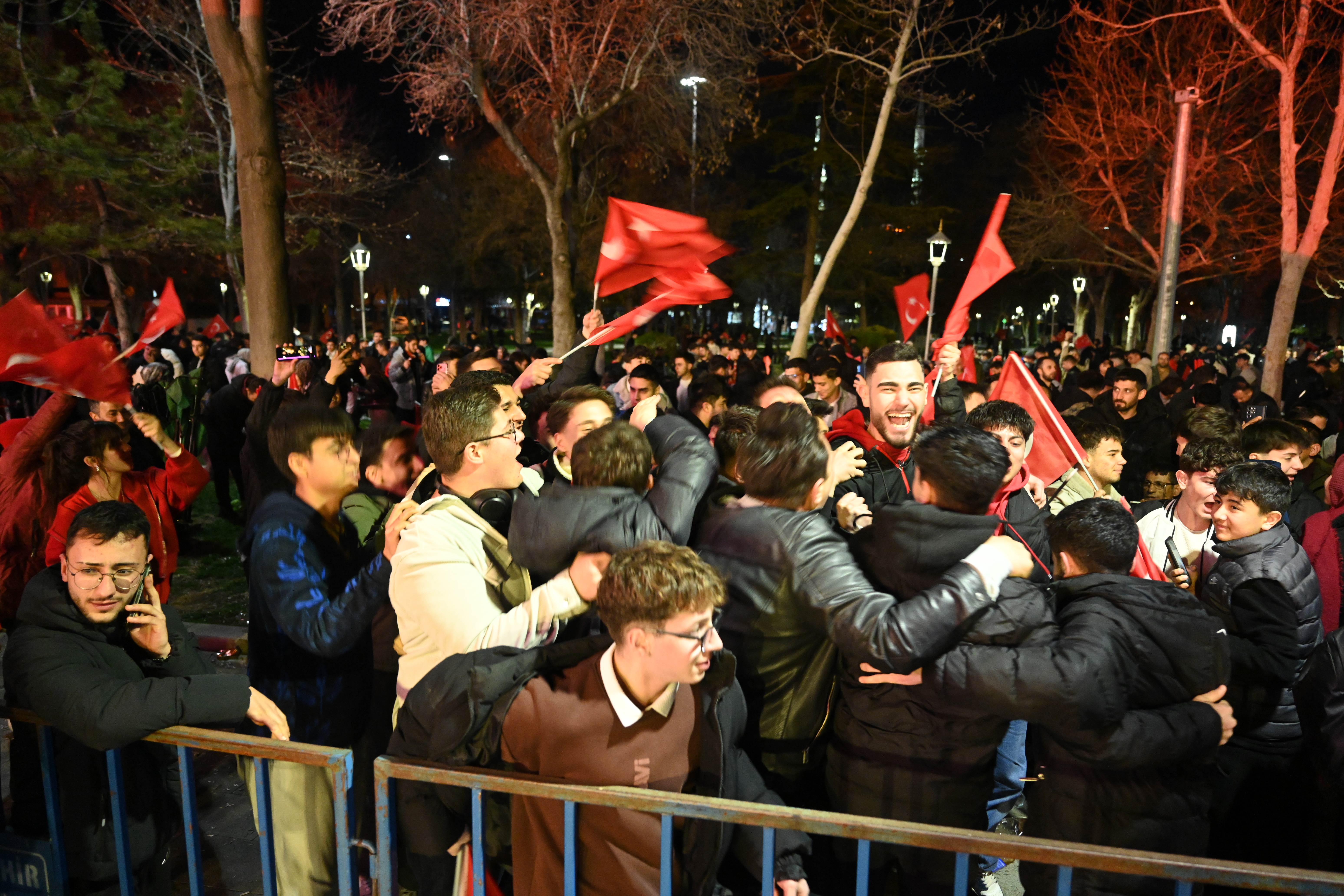 KONYALILAR MİLLİ COŞKUYU DEV EKRANDAN TAKİP ETTİ