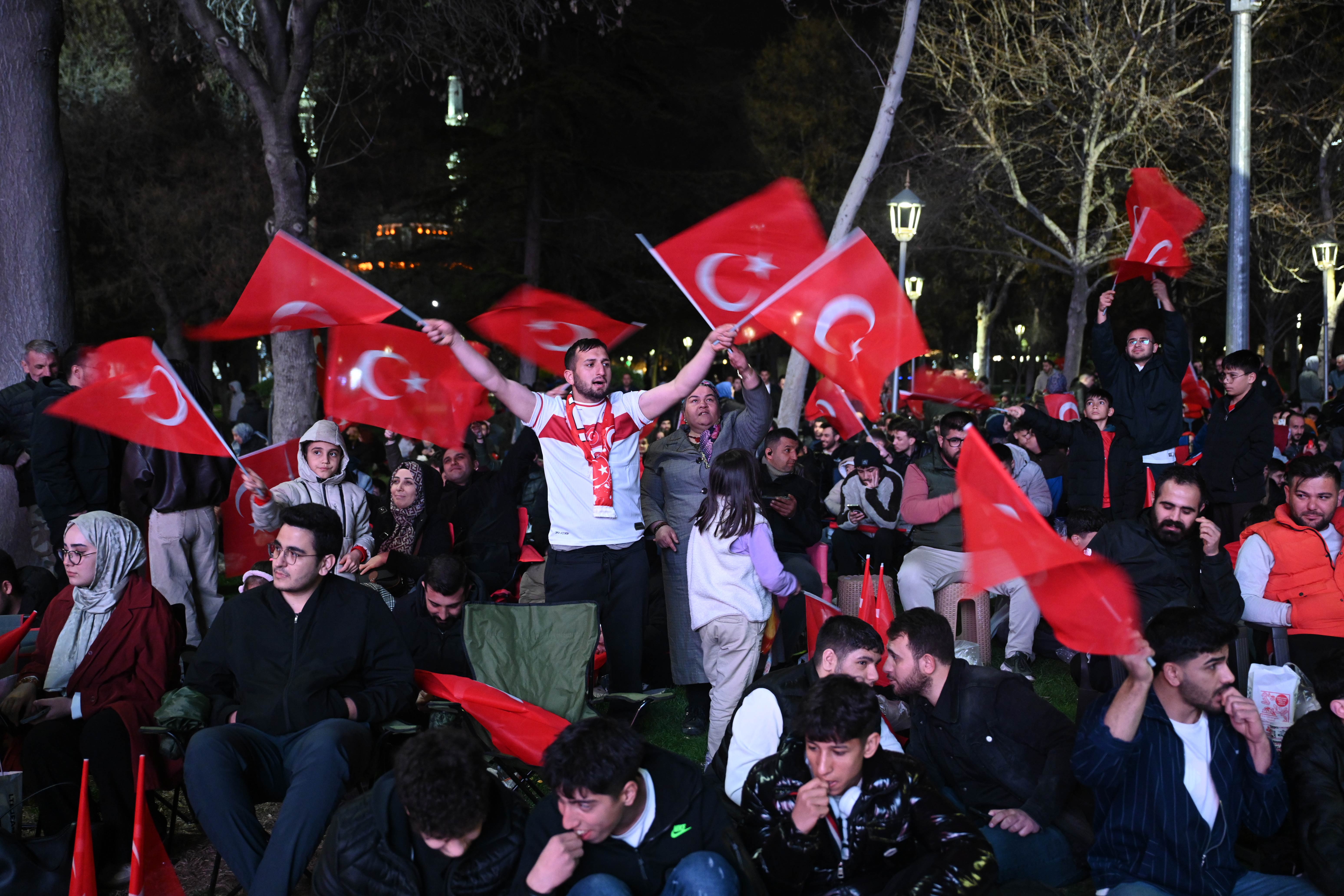 KONYALILAR MİLLİ COŞKUYU DEV EKRANDAN TAKİP ETTİ