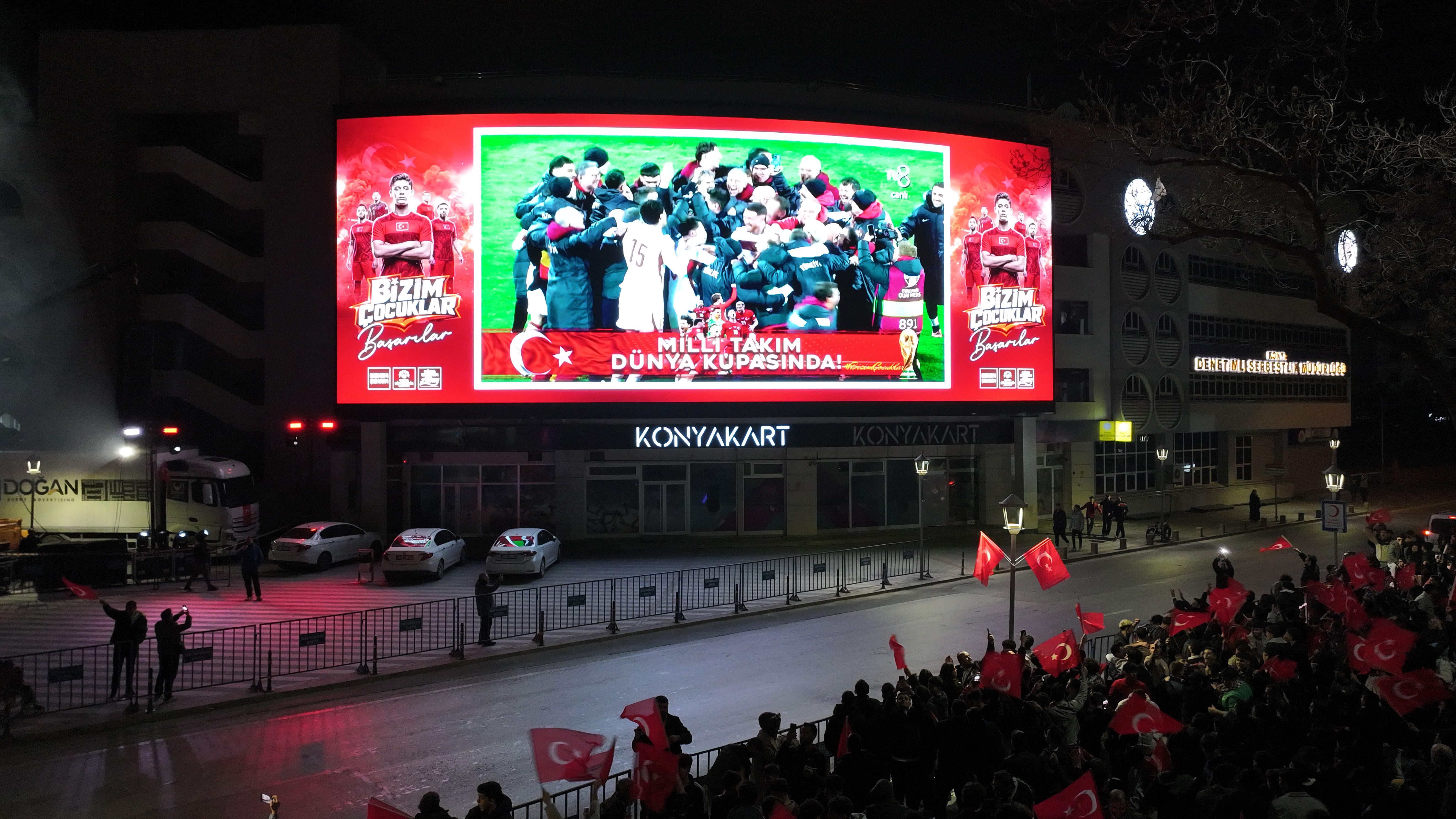 KONYALILAR MİLLİ COŞKUYU DEV EKRANDAN TAKİP ETTİ