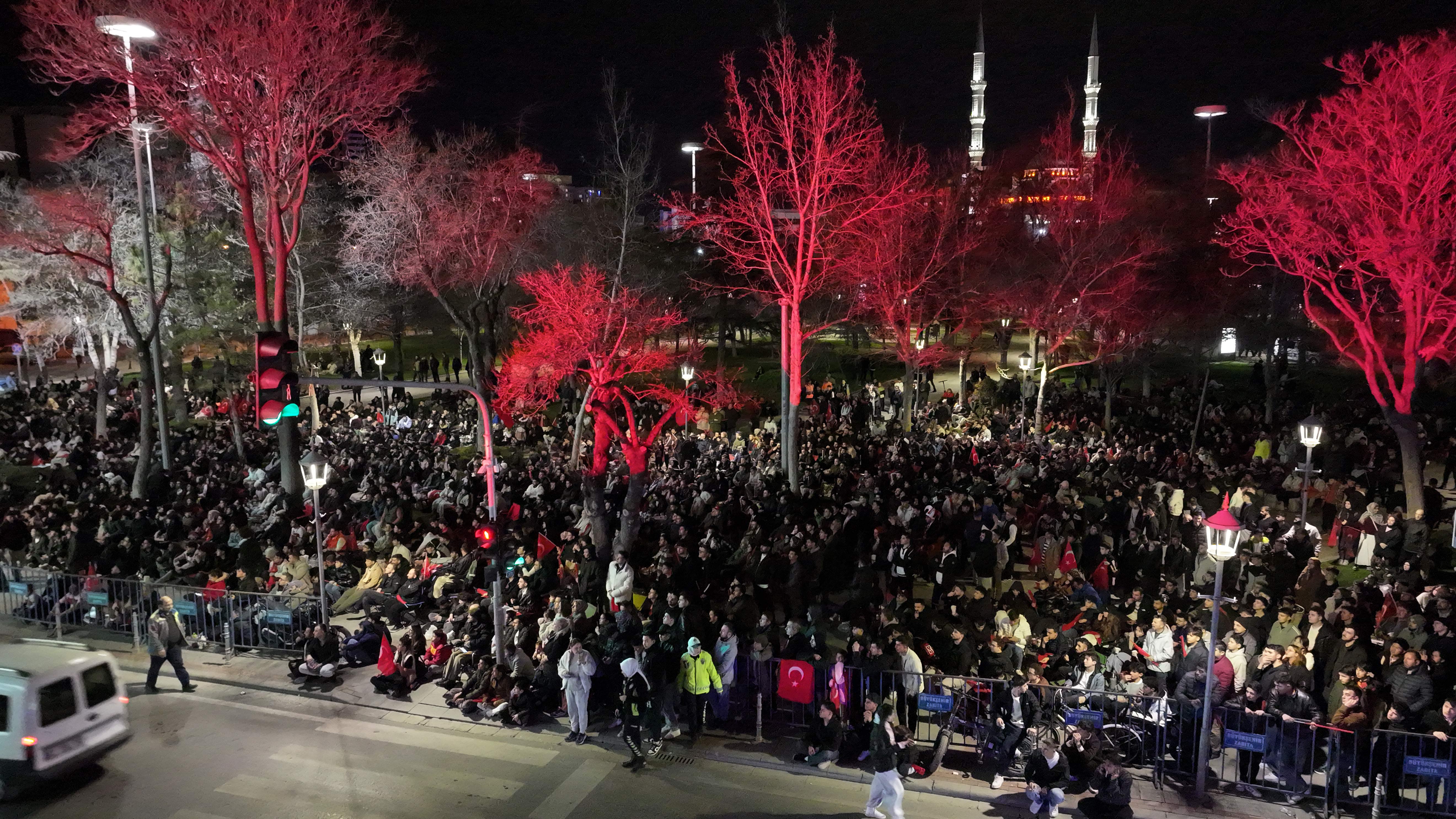 KONYALILAR MİLLİ COŞKUYU DEV EKRANDAN TAKİP ETTİ