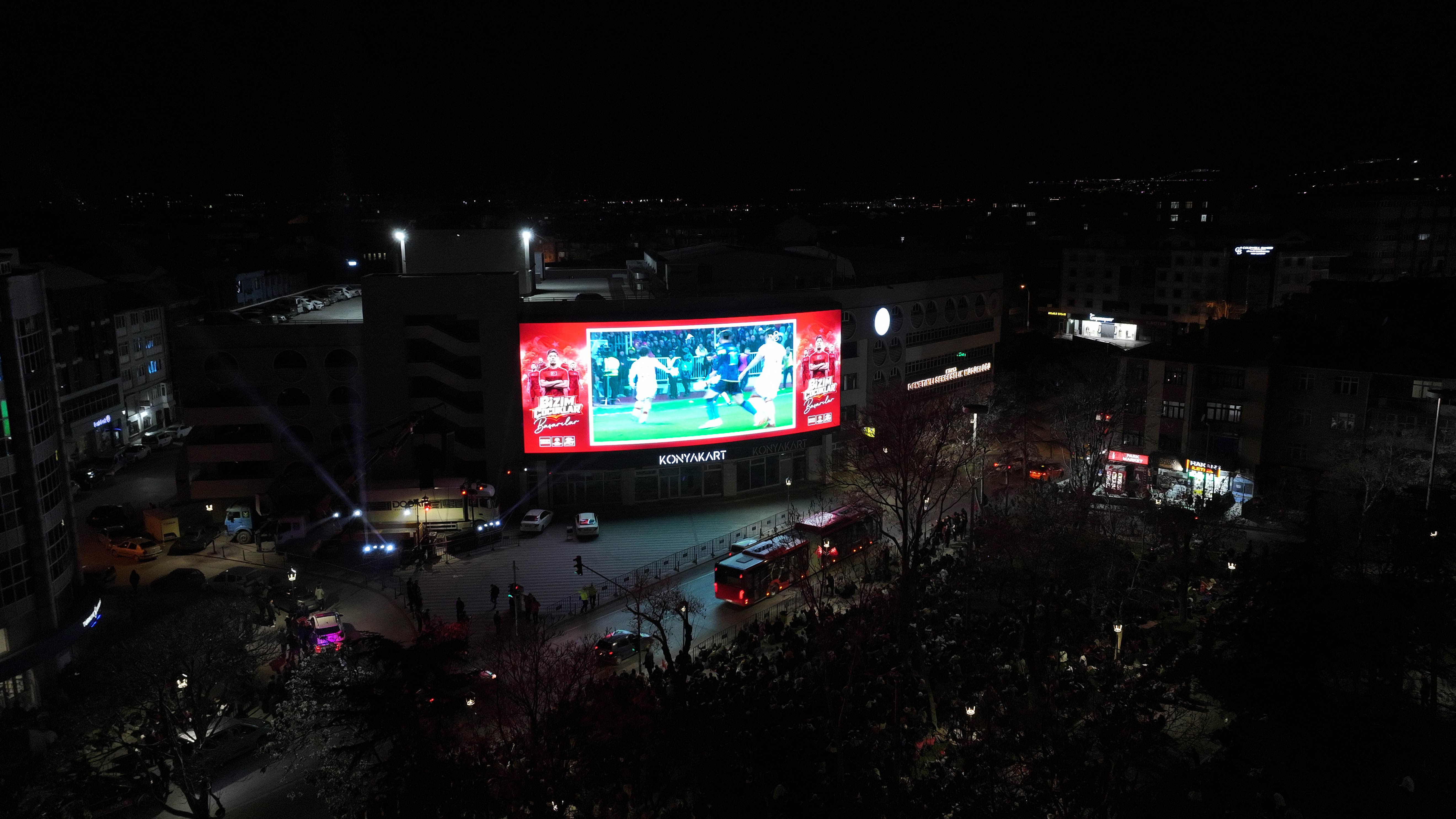 KONYALILAR MİLLİ COŞKUYU DEV EKRANDAN TAKİP ETTİ