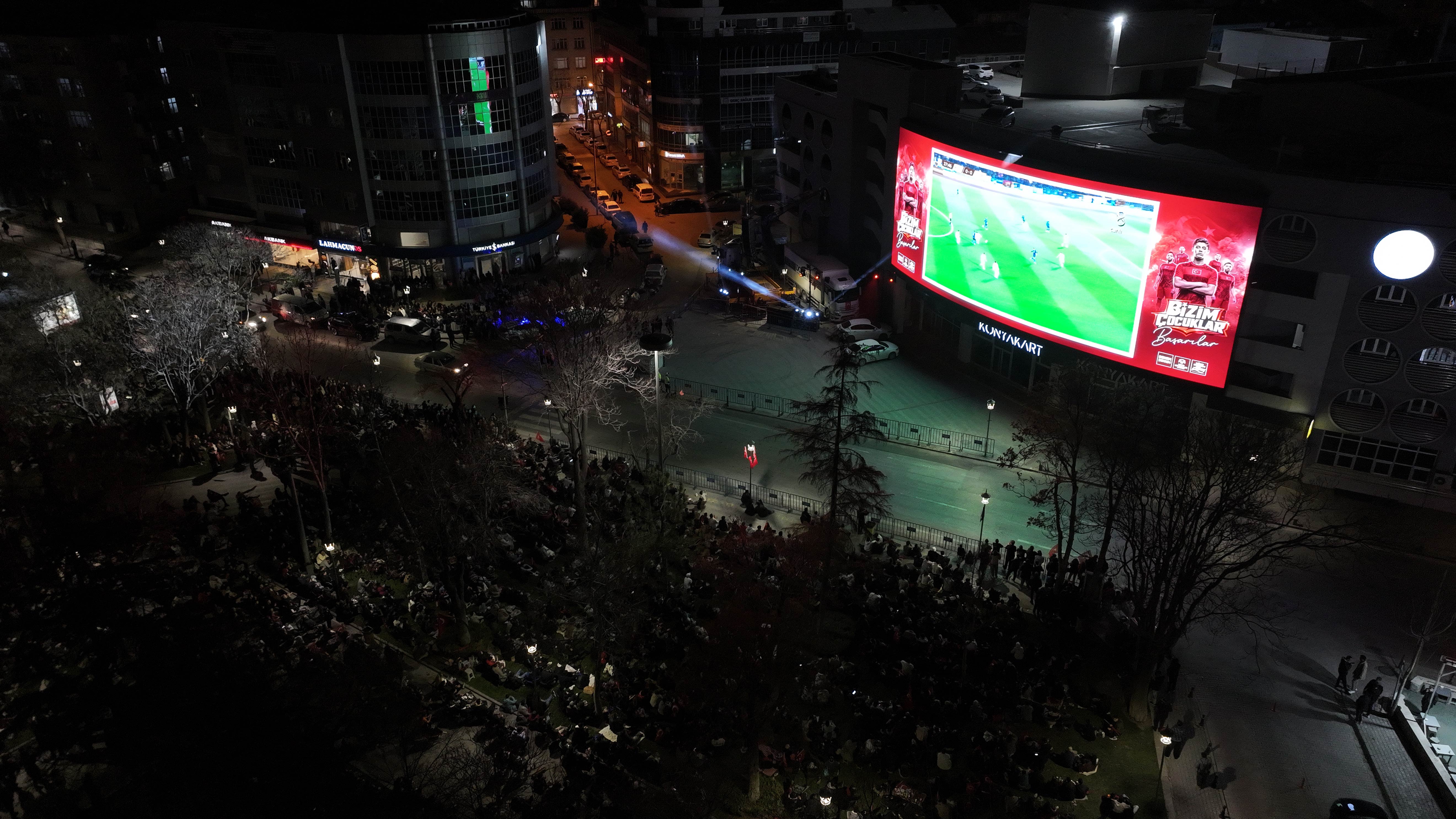 KONYALILAR MİLLİ COŞKUYU DEV EKRANDAN TAKİP ETTİ