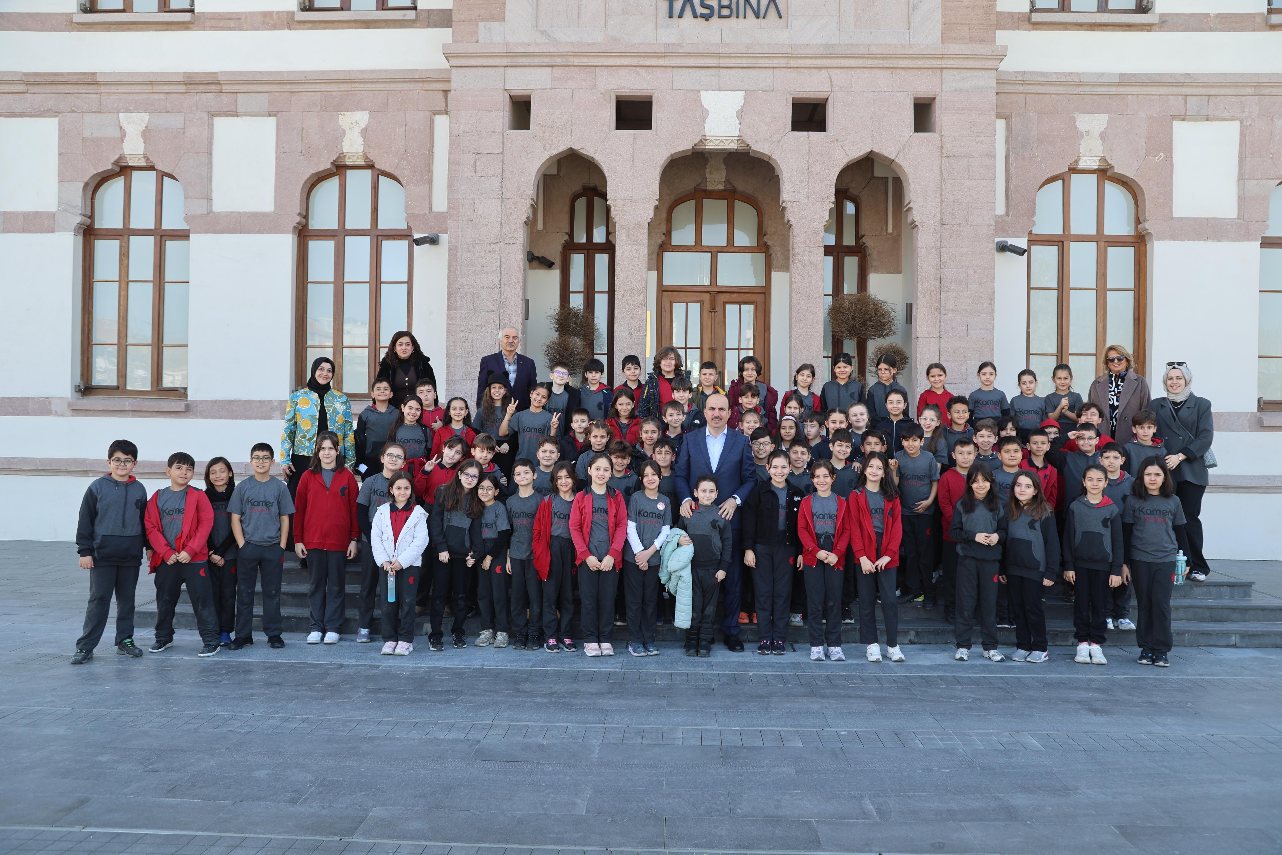 BAŞKAN ALTAY TAŞ BİNA’YI ZİYARET EDEN ÖĞRENCİLERLE BULUŞTU