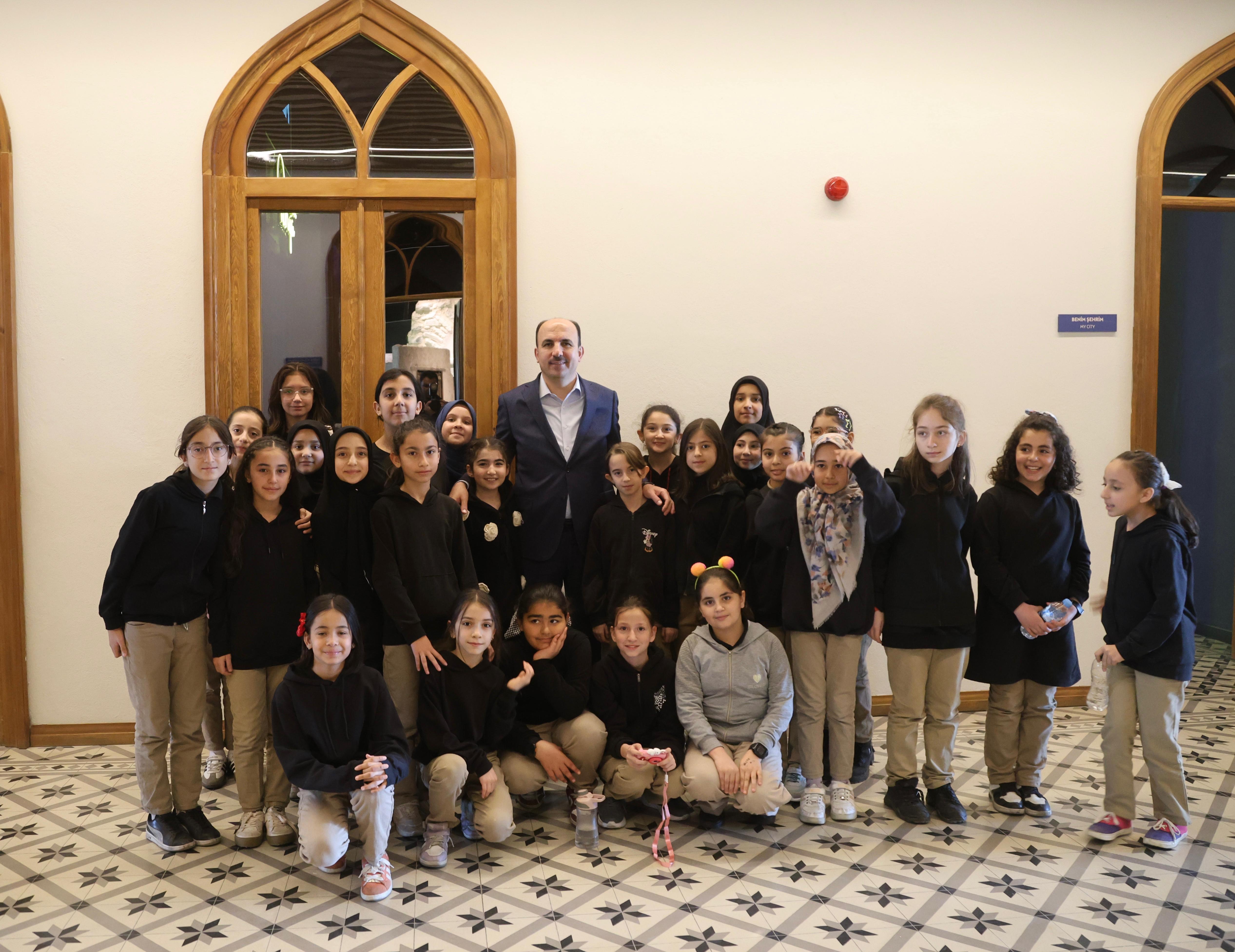 BAŞKAN ALTAY TAŞ BİNA’YI ZİYARET EDEN ÖĞRENCİLERLE BULUŞTU