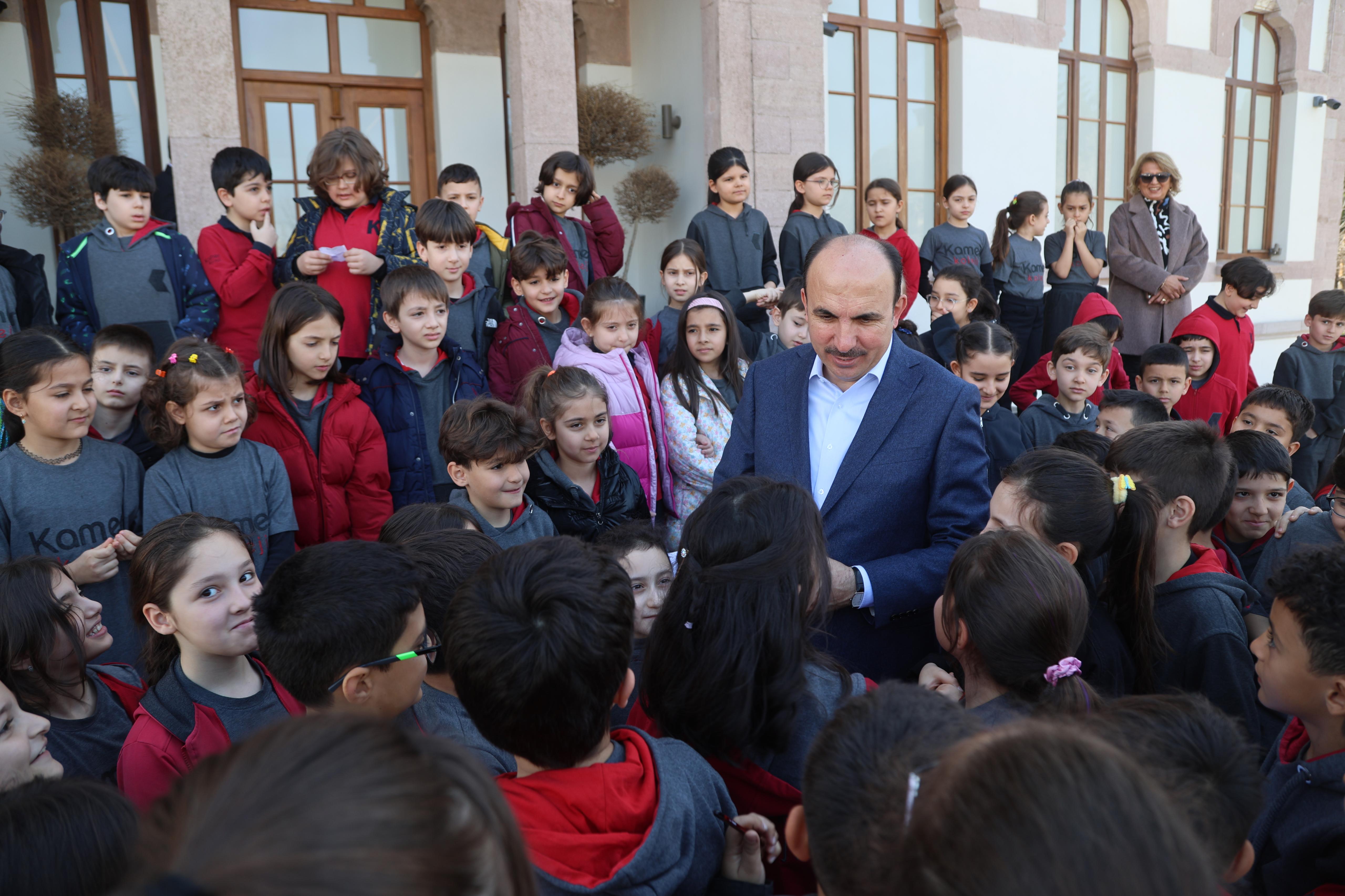 BAŞKAN ALTAY TAŞ BİNA’YI ZİYARET EDEN ÖĞRENCİLERLE BULUŞTU