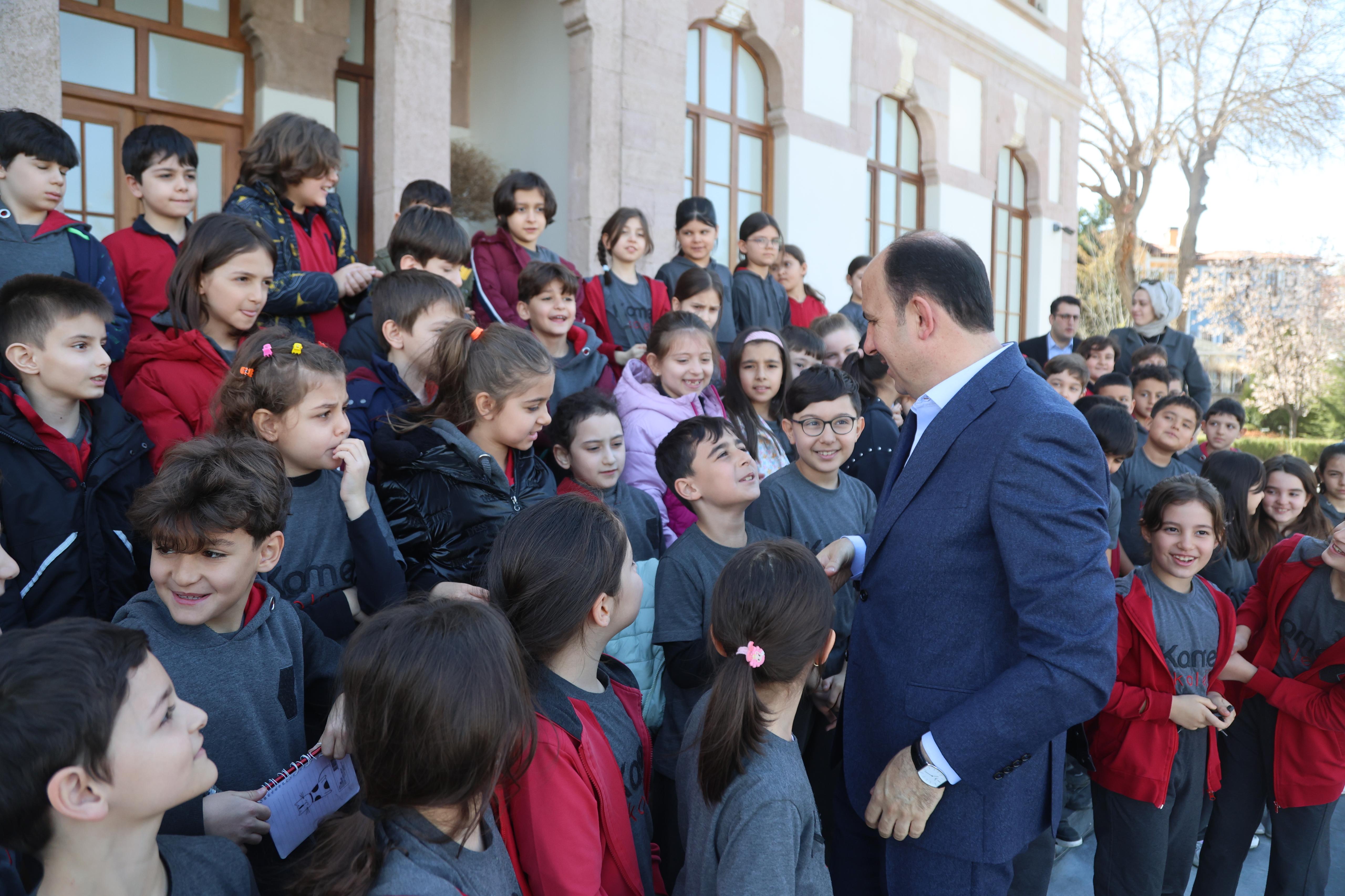 BAŞKAN ALTAY TAŞ BİNA’YI ZİYARET EDEN ÖĞRENCİLERLE BULUŞTU