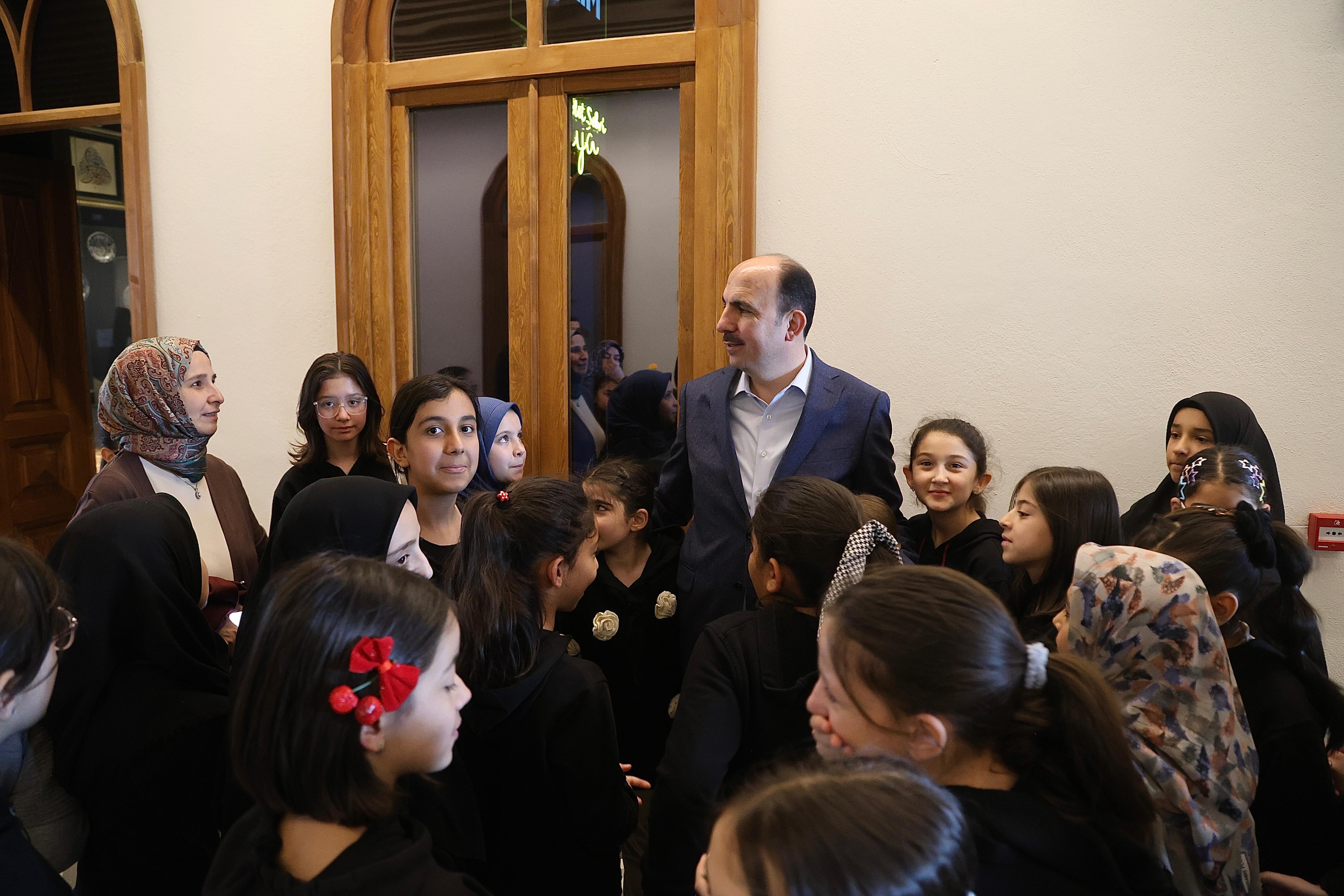 BAŞKAN ALTAY TAŞ BİNA’YI ZİYARET EDEN ÖĞRENCİLERLE BULUŞTU
