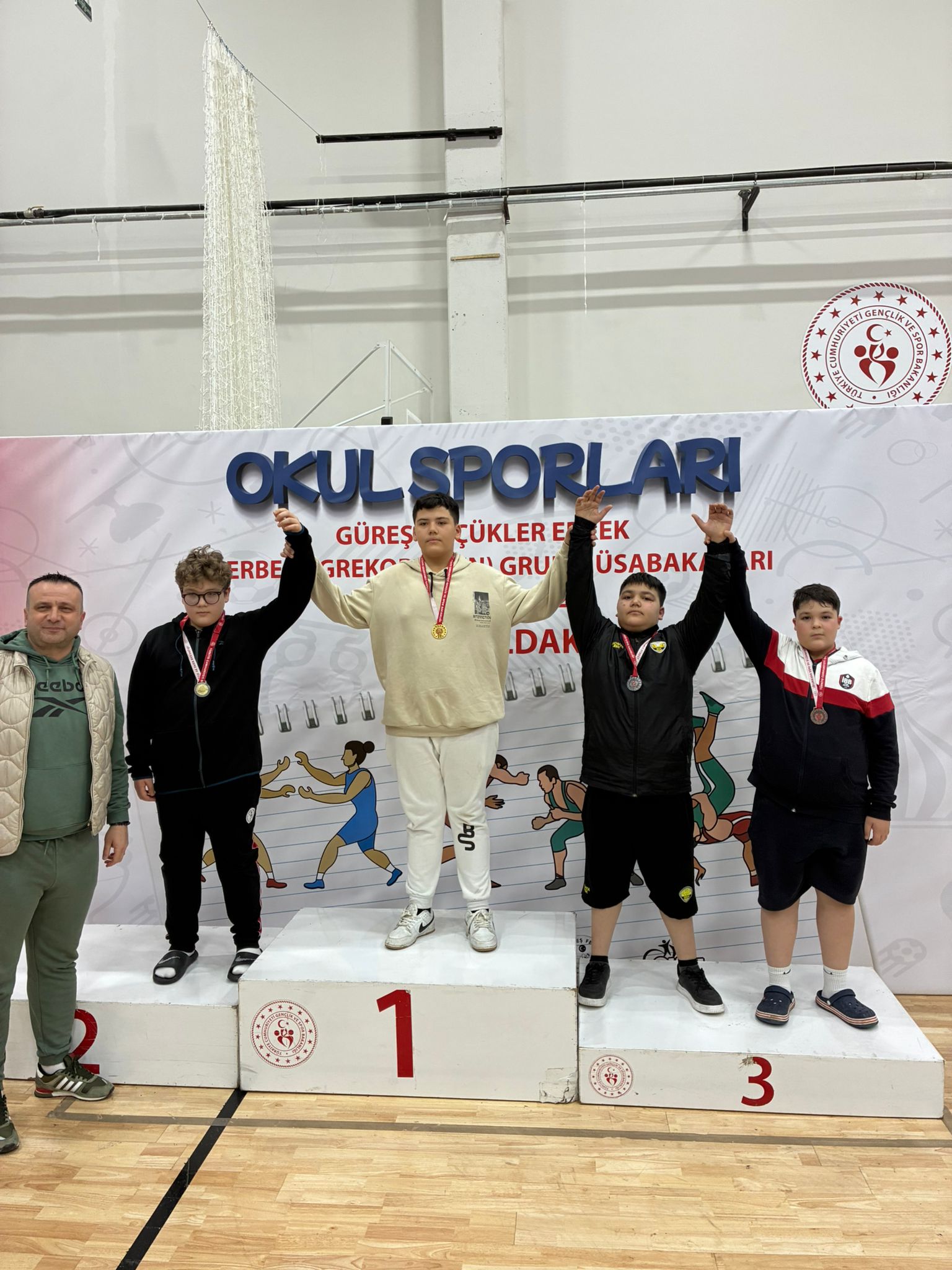 BÜYÜKŞEHİRLİ GÜREŞÇİLERDEN MADALYA YAĞMURU