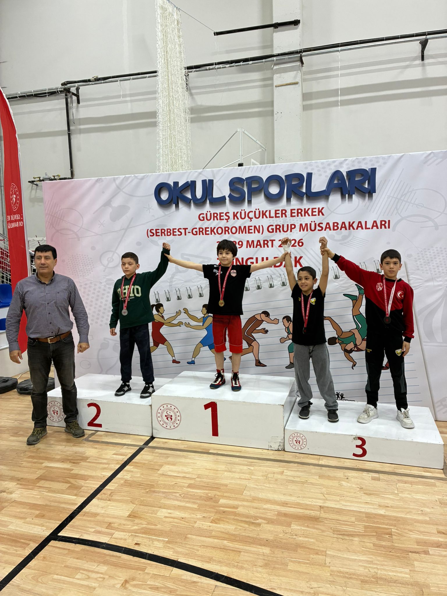 BÜYÜKŞEHİRLİ GÜREŞÇİLERDEN MADALYA YAĞMURU