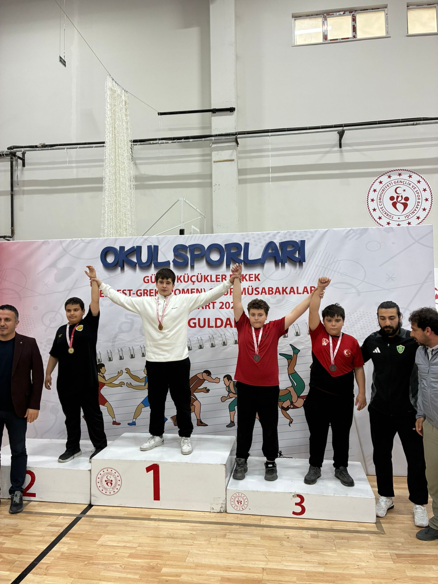 BÜYÜKŞEHİRLİ GÜREŞÇİLERDEN MADALYA YAĞMURU