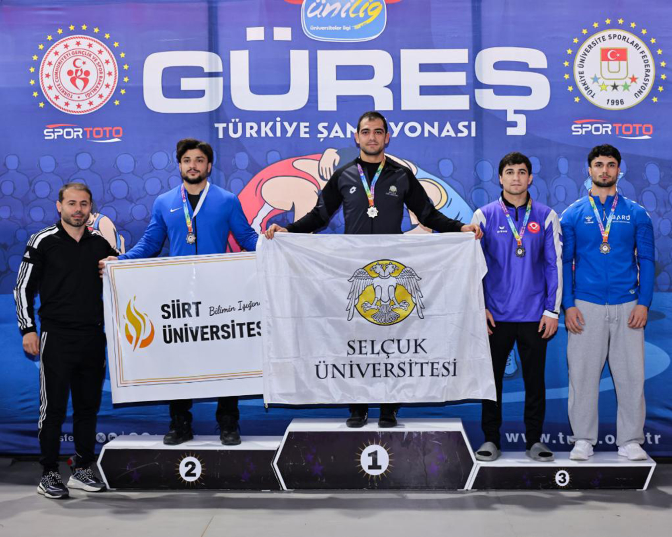 BÜYÜKŞEHİRLİ GÜREŞÇİLERDEN MADALYA YAĞMURU